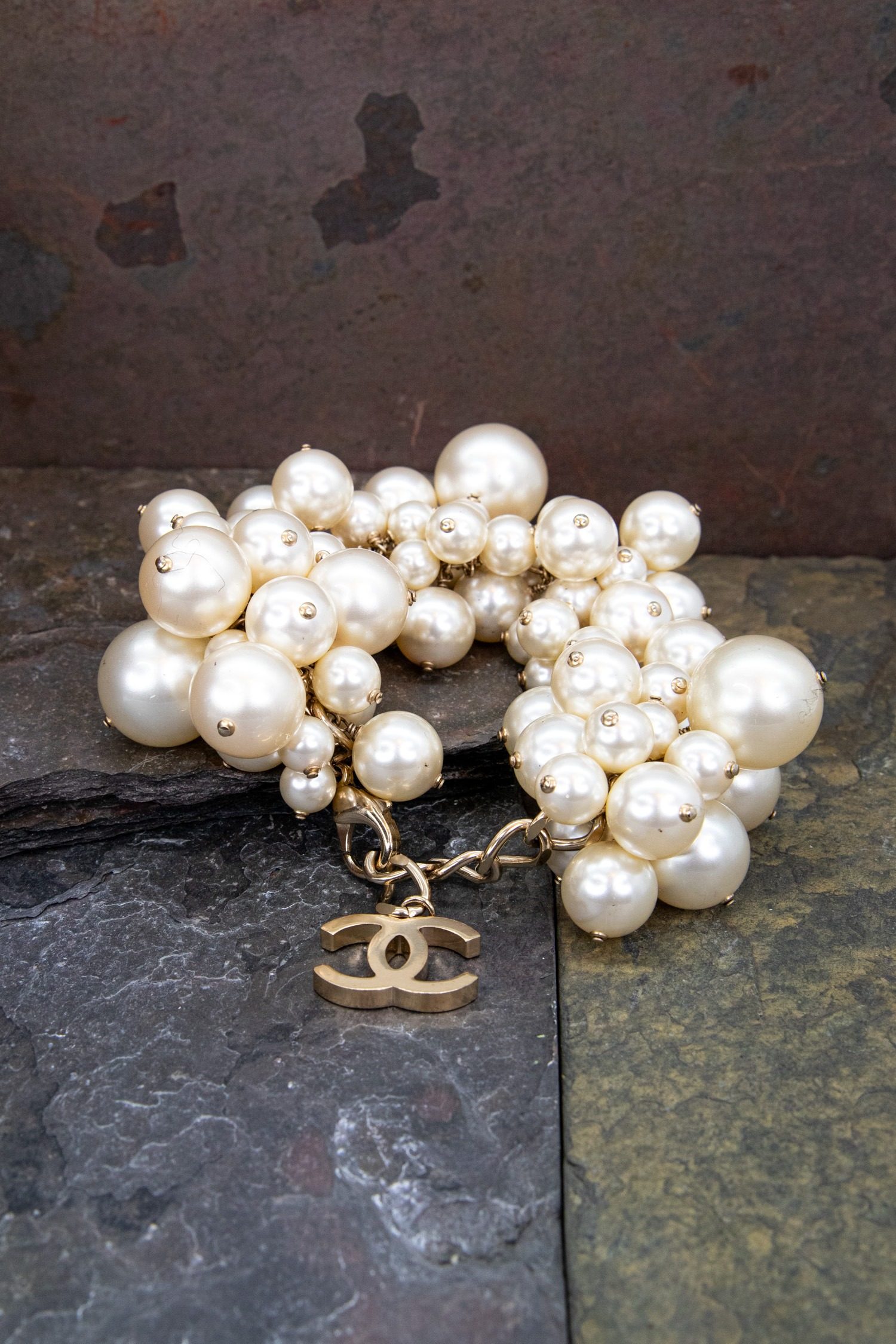 Thumbnail of http://Chanel%20Perlenarmband%20mit%20verschiedenen%20großen%20Perlen