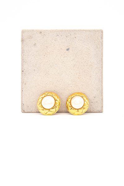 Chanel Ohrclips mit großer Perle in Gold und Ecru