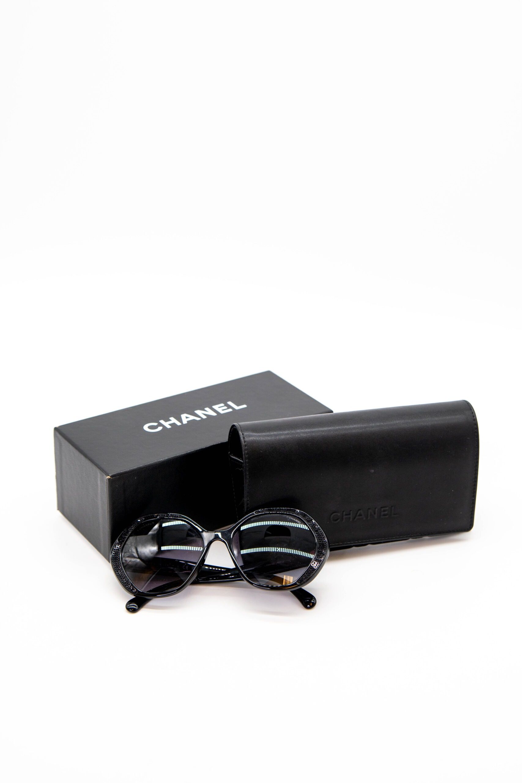 Thumbnail of http://Chanel%20runde%20Sonnenbrille%20mit%20Pailletten%20in%20Schwarz