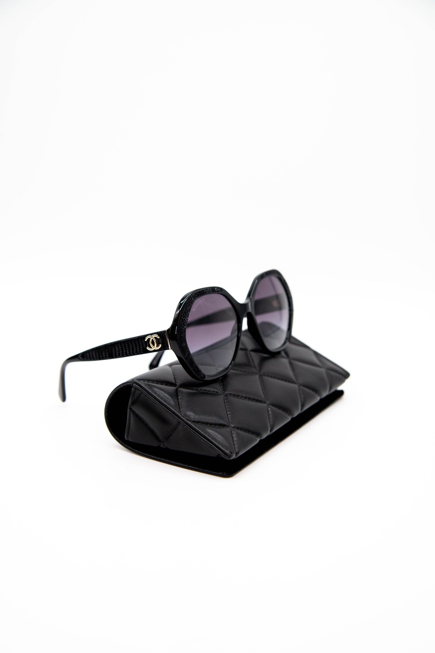 Thumbnail of http://Chanel%20runde%20Sonnenbrille%20mit%20Pailletten%20in%20Schwarz