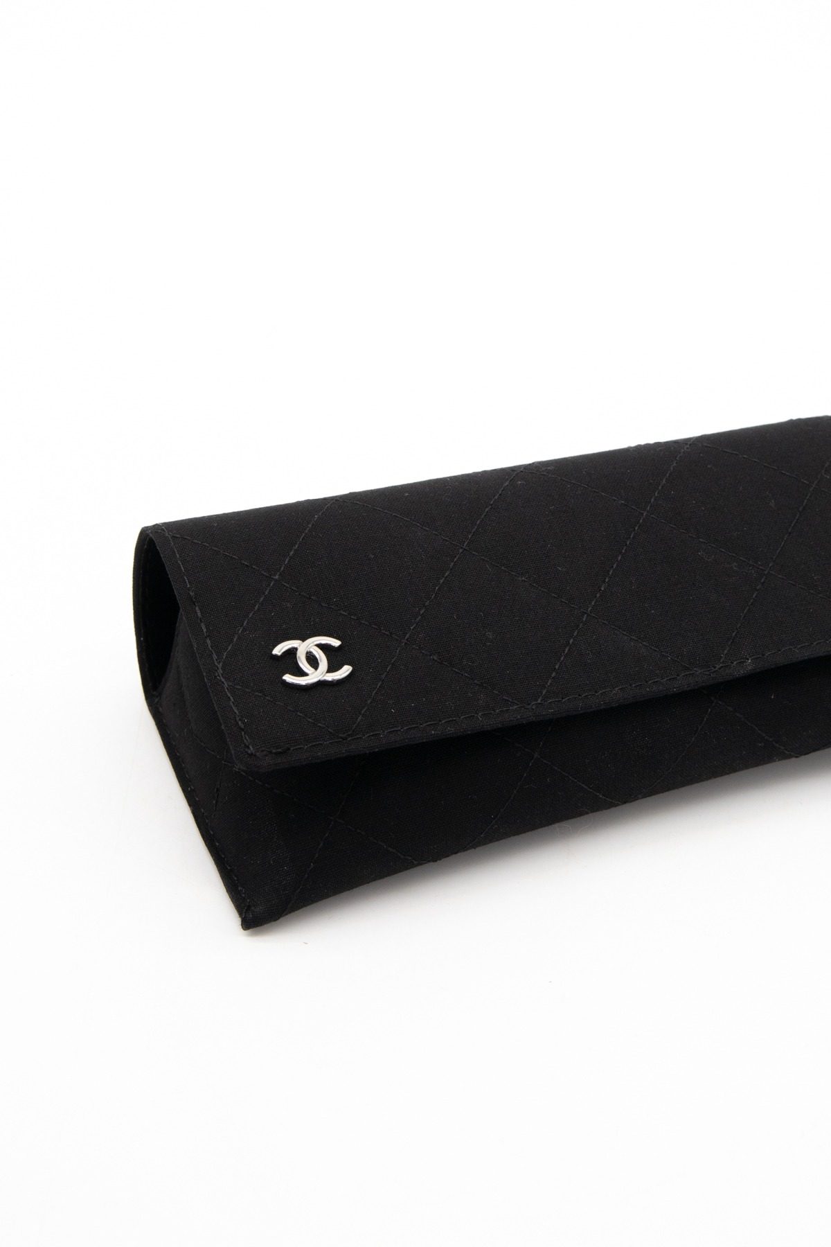 Thumbnail of http://Chanel%20Ovale%20Sonnenbrille%20in%20Schwarz%20und%20Gold