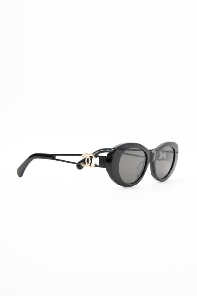 Chanel Ovale Sonnenbrille in Schwarz und Gold