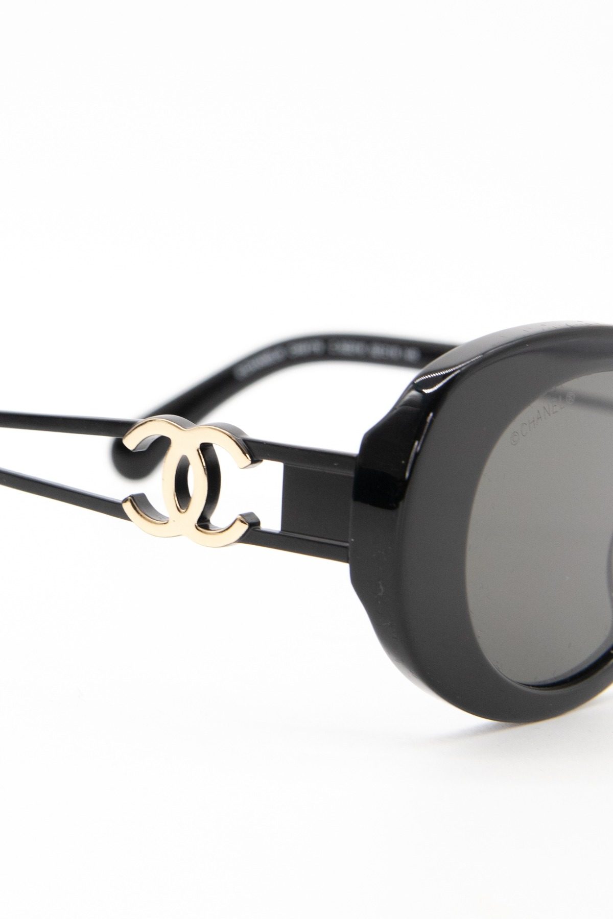 Thumbnail of http://Chanel%20Ovale%20Sonnenbrille%20in%20Schwarz%20und%20Gold