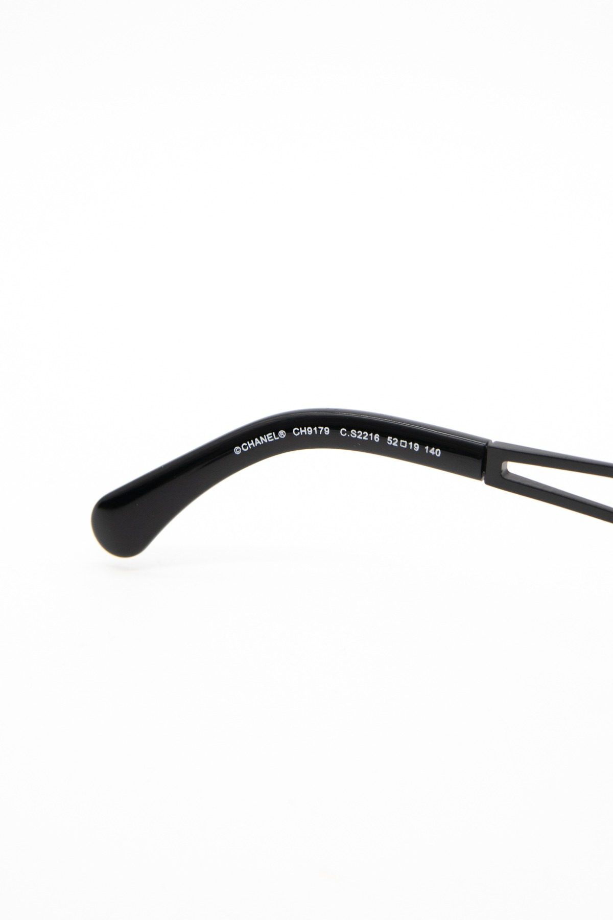Thumbnail of http://Chanel%20Ovale%20Sonnenbrille%20in%20Schwarz%20und%20Gold