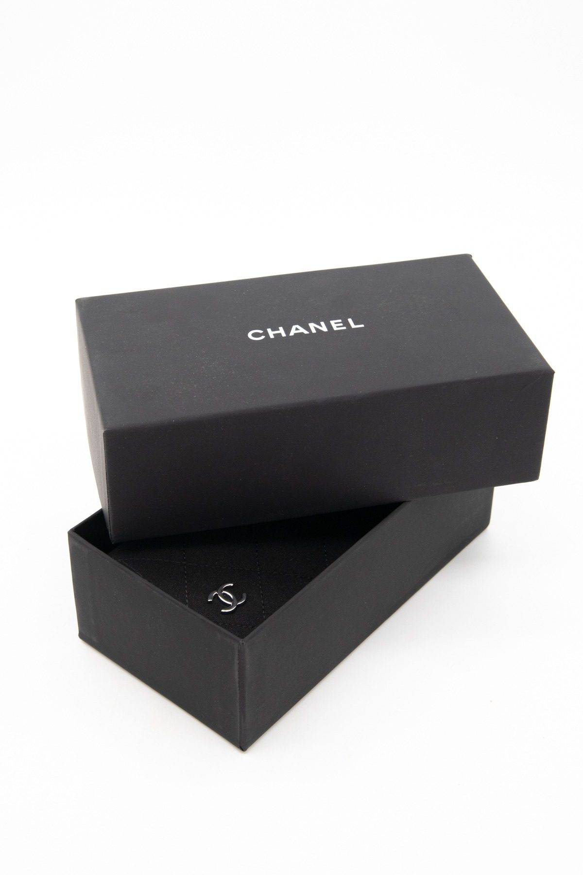 Thumbnail of http://Chanel%20Ovale%20Sonnenbrille%20in%20Schwarz%20und%20Gold