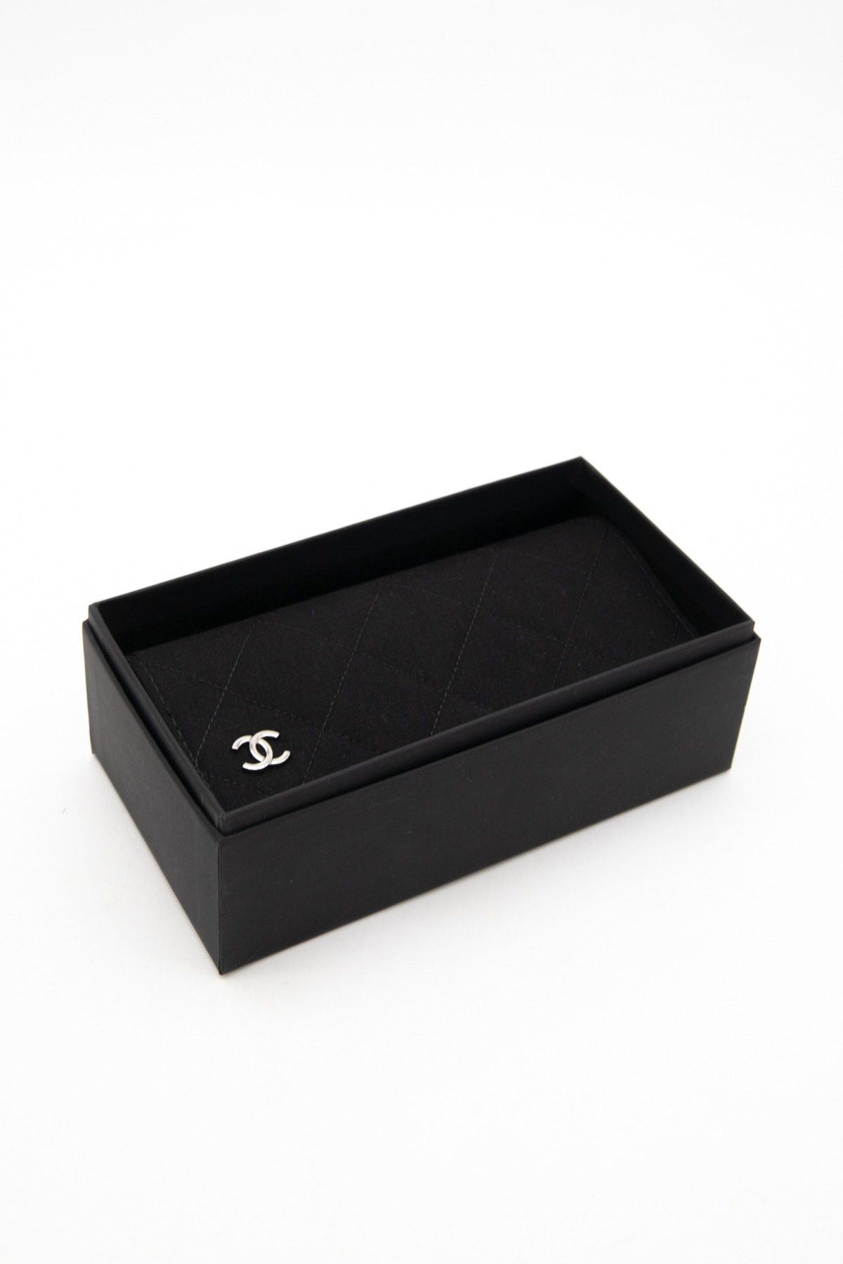 Thumbnail of http://Chanel%20Ovale%20Sonnenbrille%20in%20Schwarz%20und%20Gold