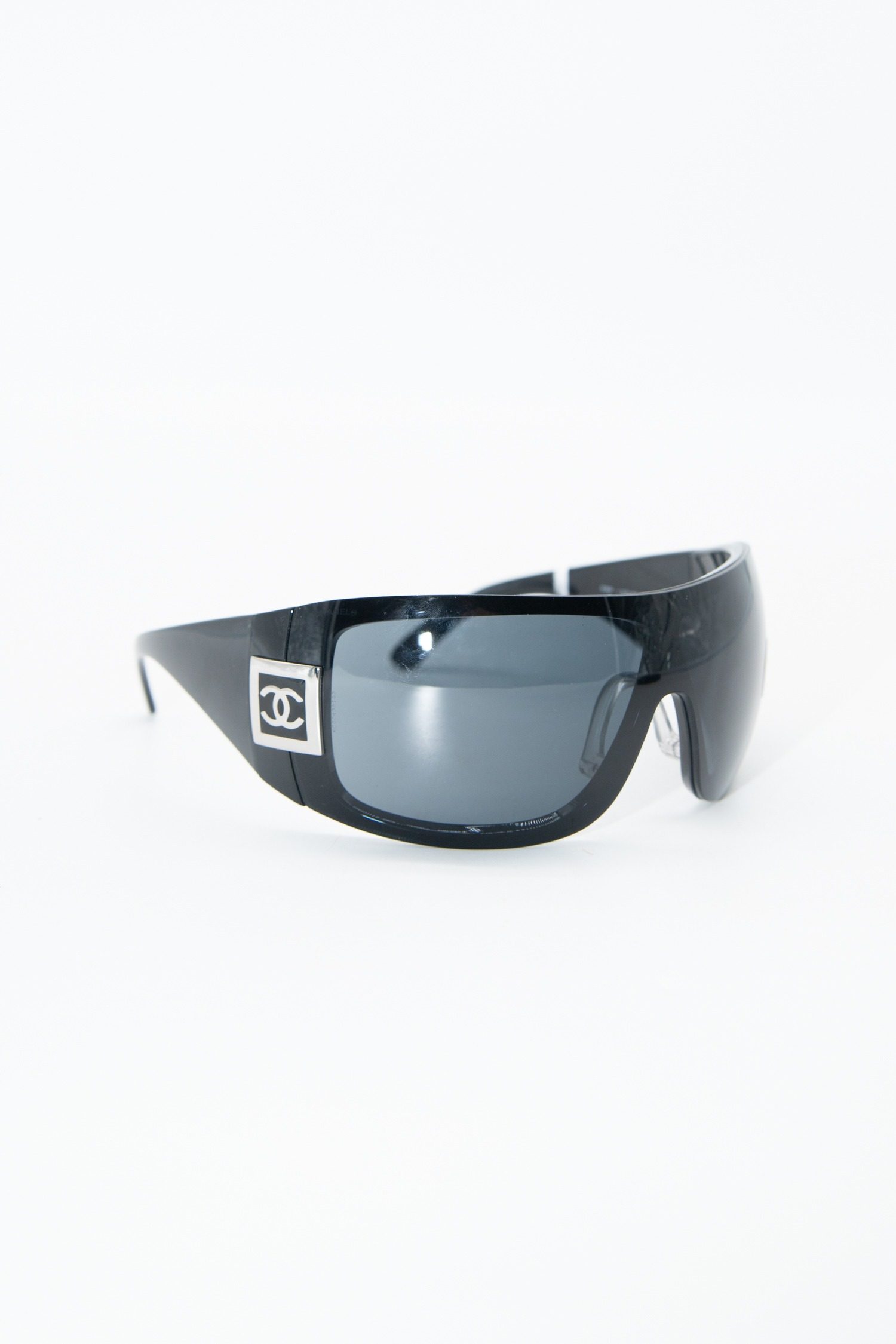 Thumbnail of http://Chanel%20Vintage%20Oversized%20Sonnenbrille%20in%20Schwarz%20und%20Silber