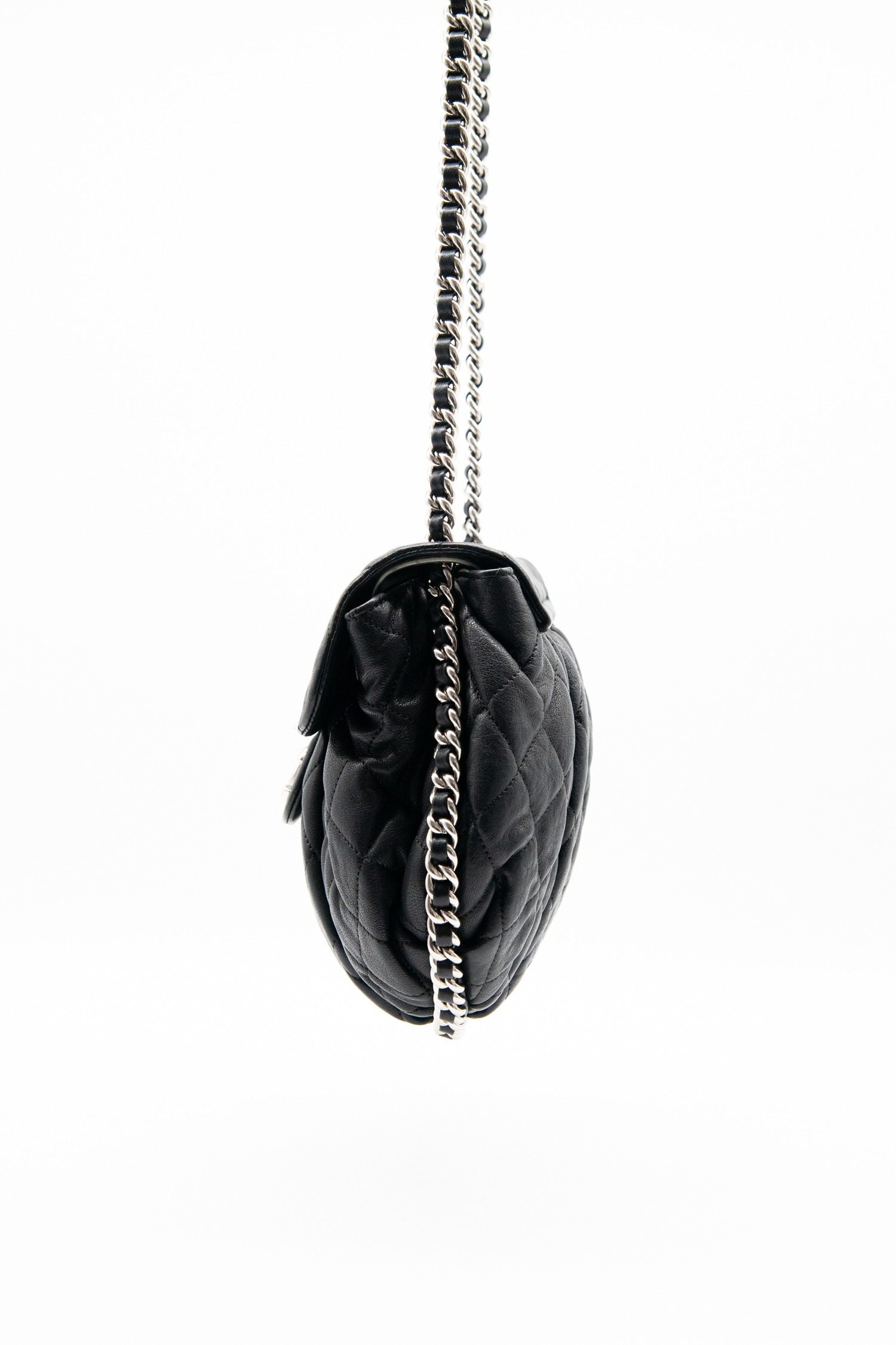 Thumbnail of http://Chanel%20Chain%20Around%20Umhängetasche%20in%20Schwarz%20und%20Silber