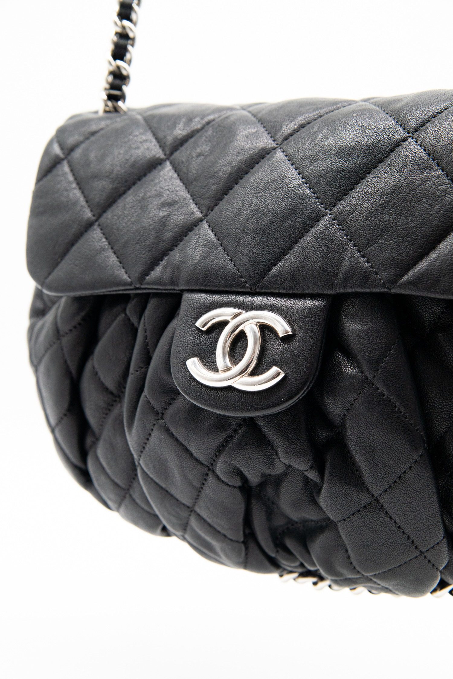 Thumbnail of http://Chanel%20Chain%20Around%20Umhängetasche%20in%20Schwarz%20und%20Silber