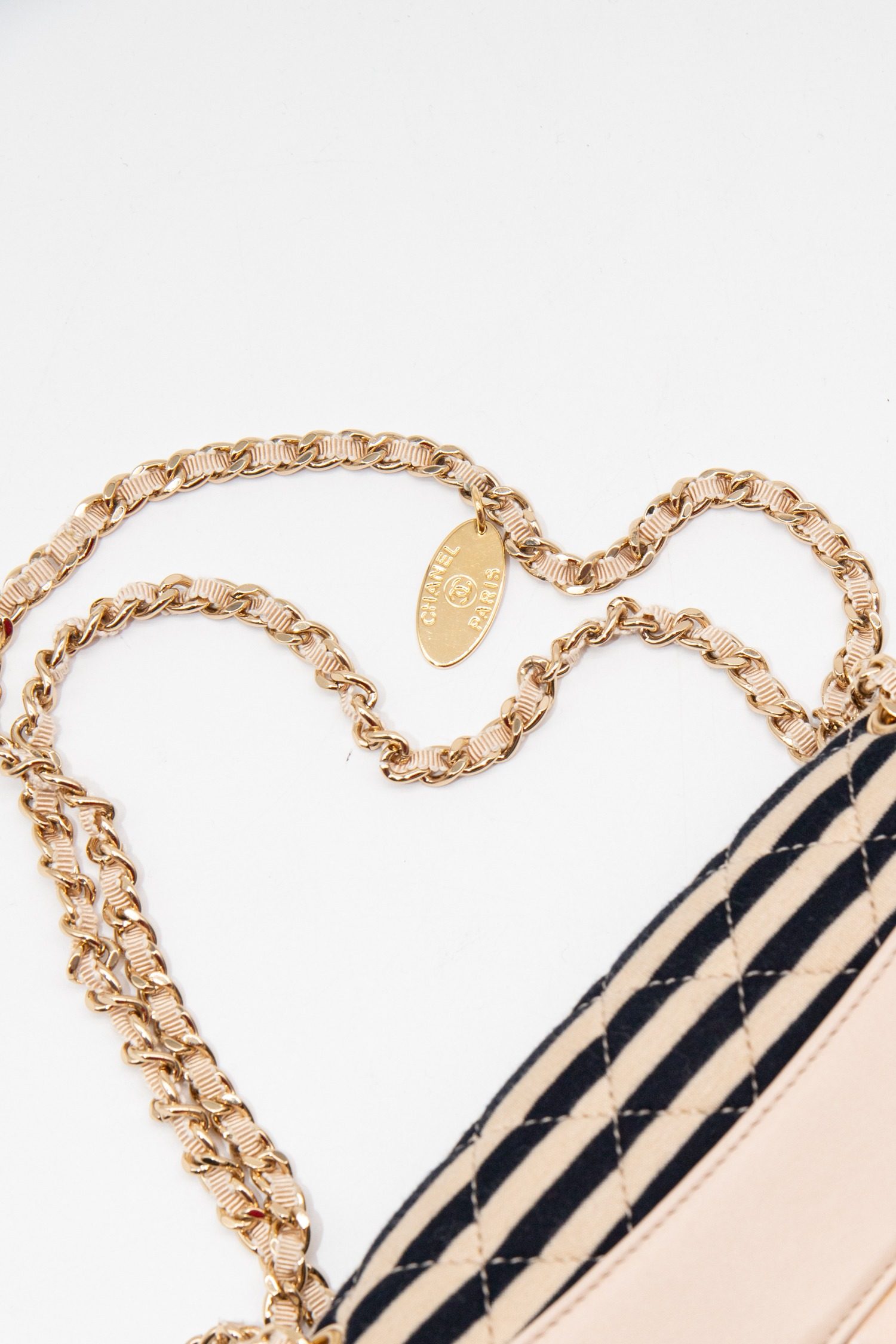 Thumbnail of http://Chanel%20Schultertasche%20mit%20Streifenmuster%20in%20Beige%20und%20Schwarz