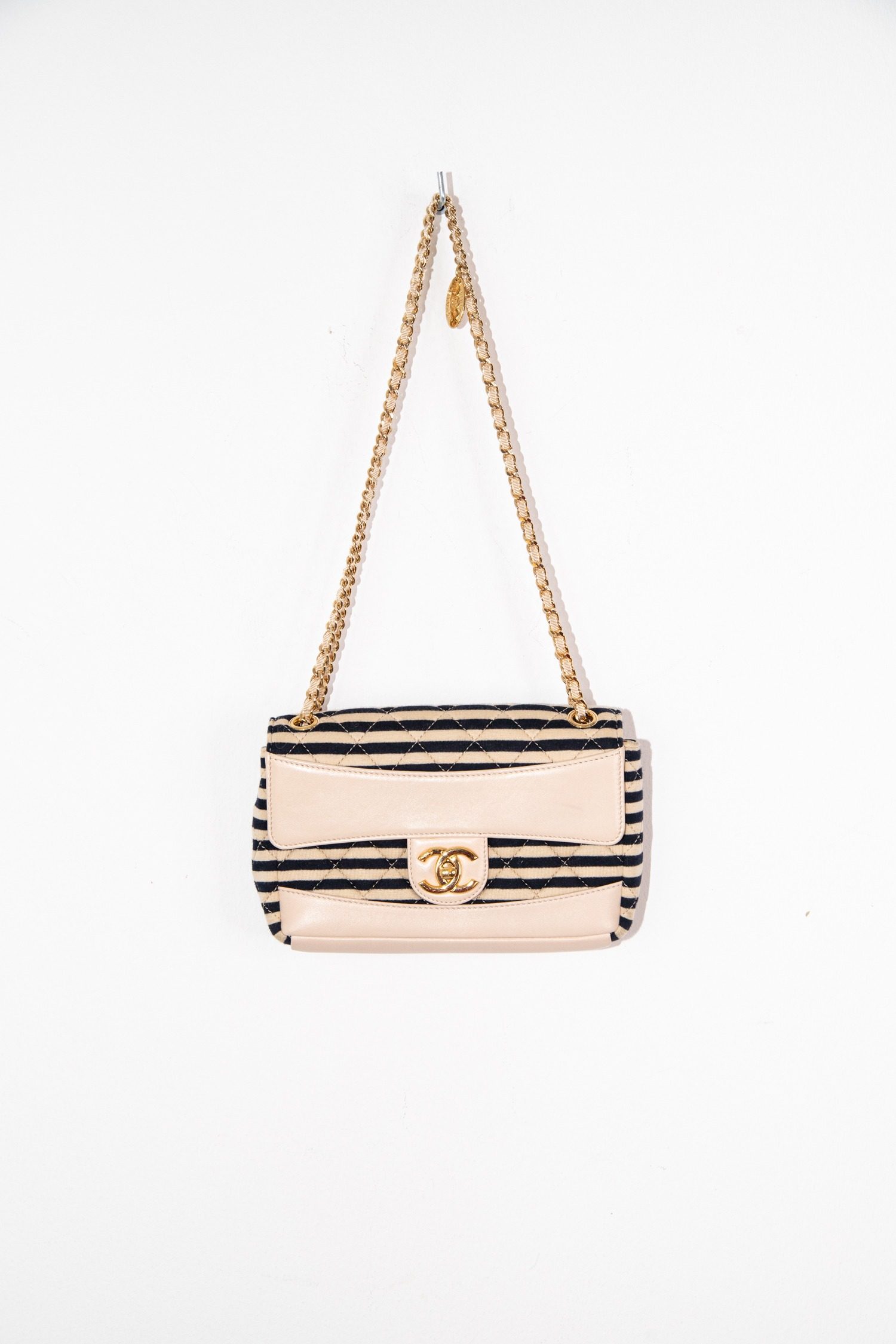 Thumbnail of http://Chanel%20Schultertasche%20mit%20Streifenmuster%20in%20Beige%20und%20Schwarz