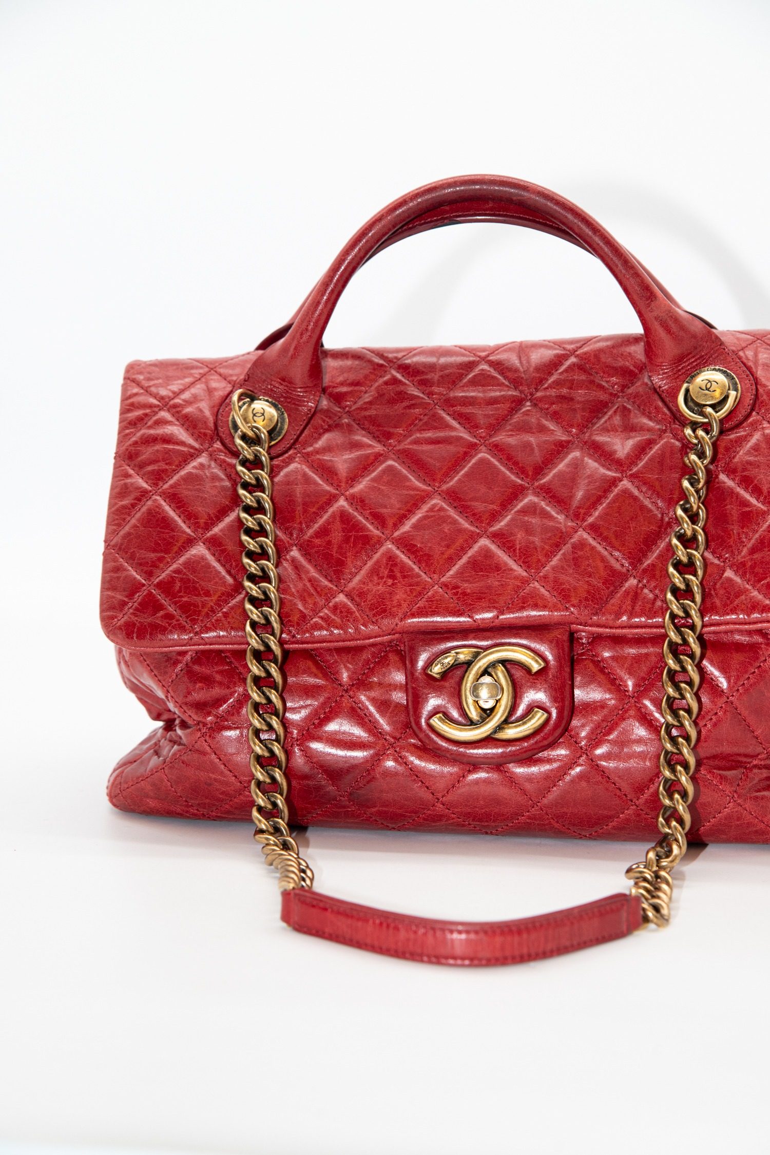 Thumbnail of http://Chanel%20Castle%20Rock%20Schultertasche%20in%20Rot%20und%20Gold