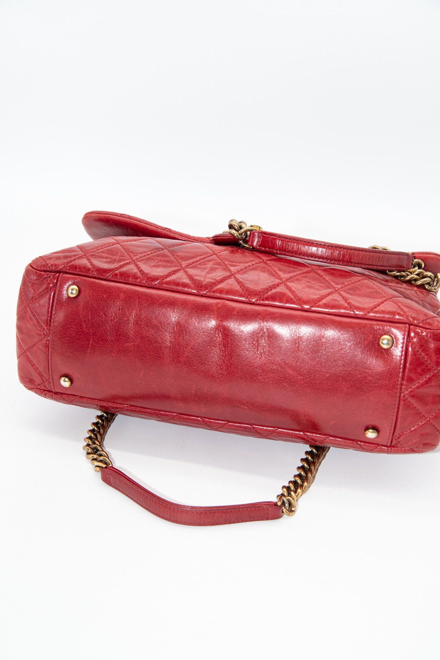 Thumbnail of http://Chanel%20Castle%20Rock%20Schultertasche%20in%20Rot%20und%20Gold