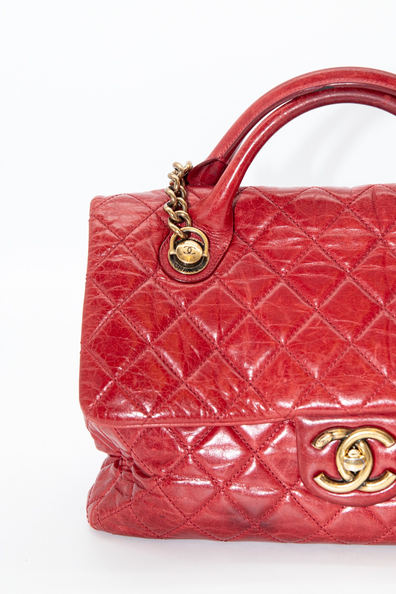 Thumbnail of http://Chanel%20Castle%20Rock%20Schultertasche%20in%20Rot%20und%20Gold