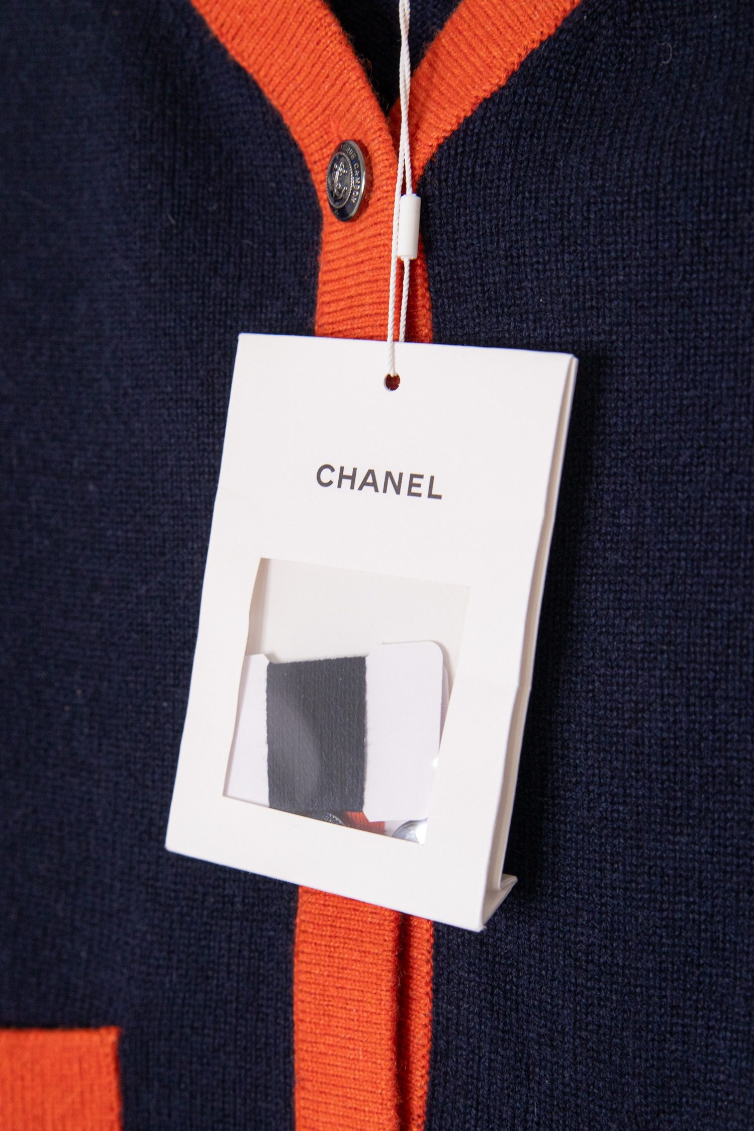 Thumbnail of http://Chanel%20Strickjacke%20in%20Dunkelblau%20und%20Orange