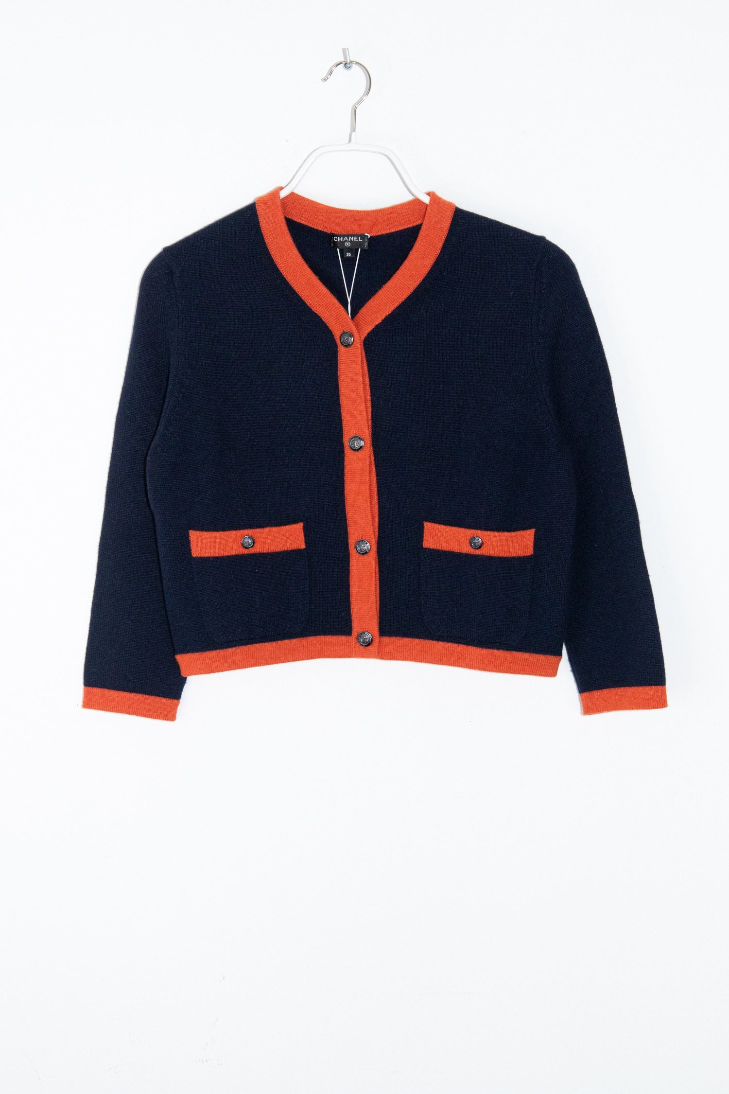 Thumbnail of http://Chanel%20Strickjacke%20in%20Dunkelblau%20und%20Orange