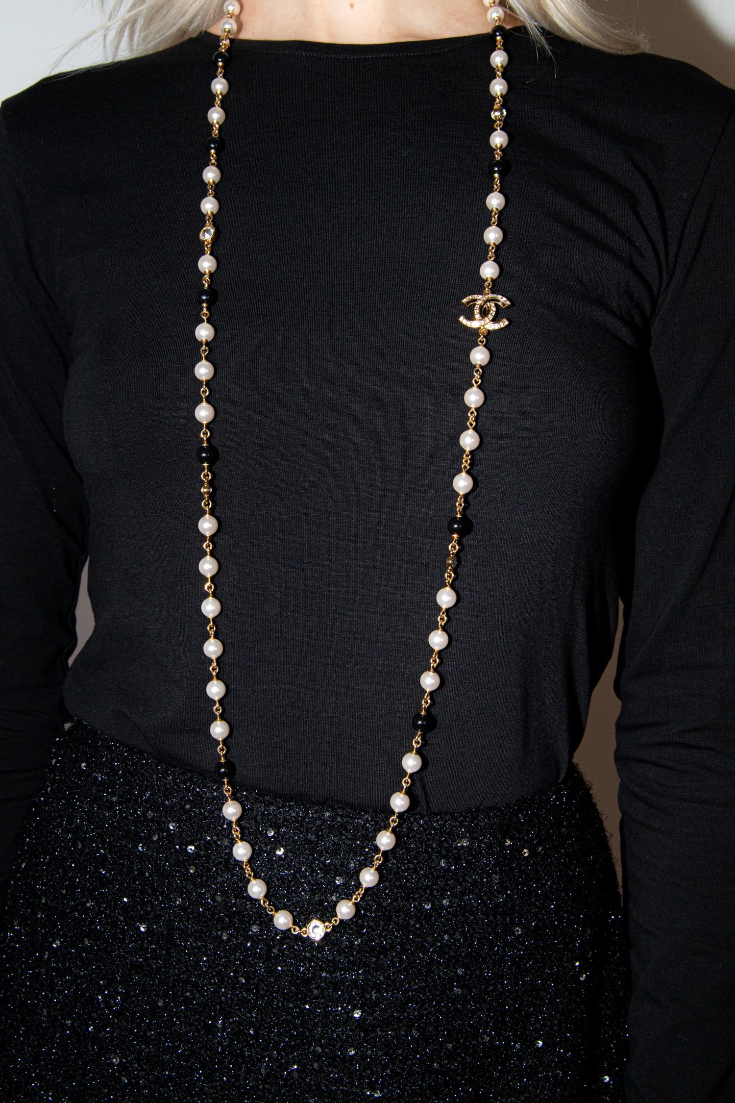 Thumbnail of http://Chanel%20lange%20Perlenkette%20mit%20Perlen%20und%20Logo-Anhänger