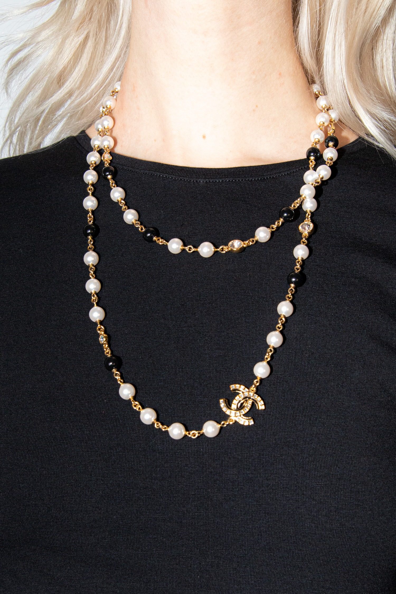 Thumbnail of http://Chanel%20lange%20Perlenkette%20mit%20Perlen%20und%20Logo-Anhänger