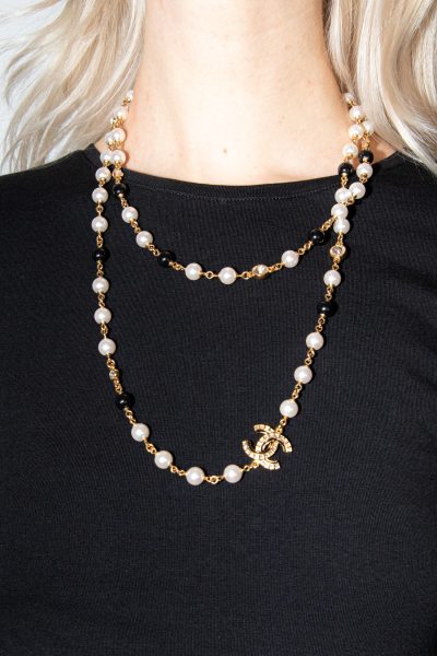 Chanel lange Perlenkette mit Perlen und Logo-Anhänger