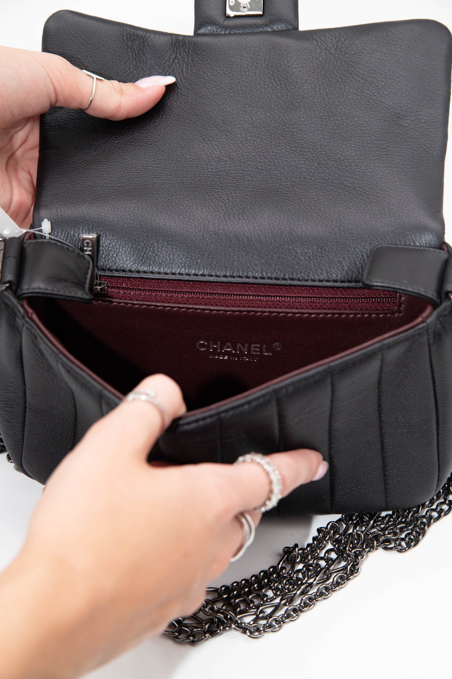 Thumbnail of http://Chanel%20Timeless%20Schultertasche%20in%20Schwarz