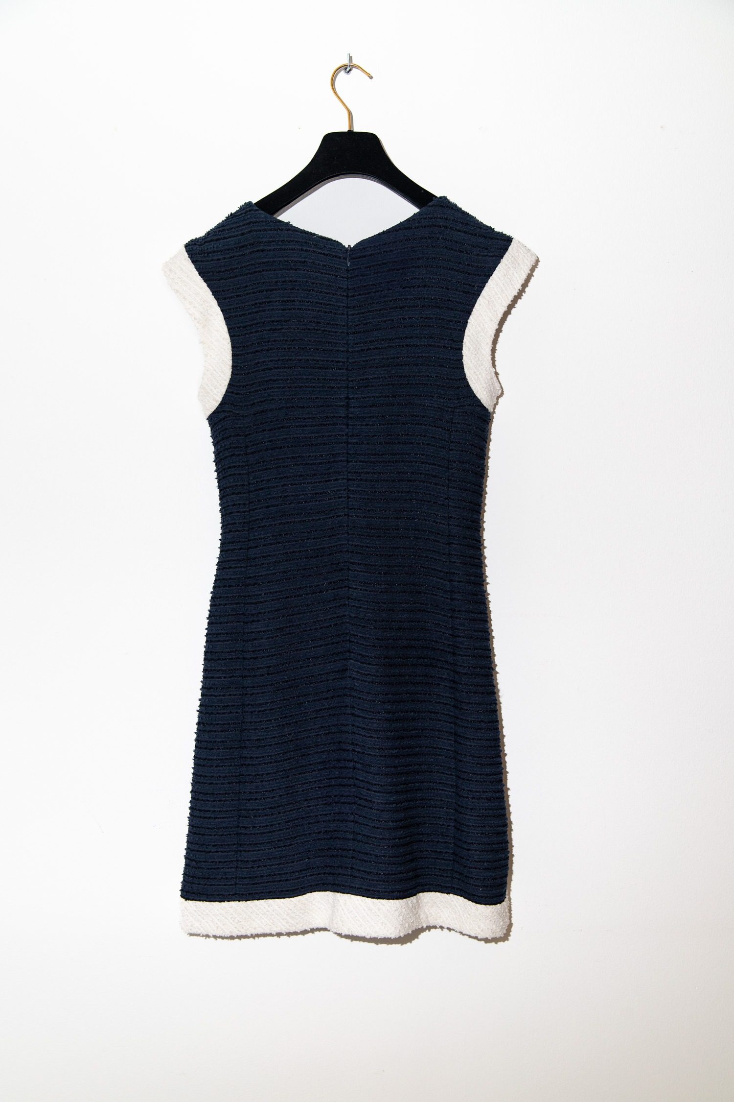 Thumbnail of http://Chanel%20kurzes%20Kleid%20in%20Blau%20mit%20Details%20in%20Weiß