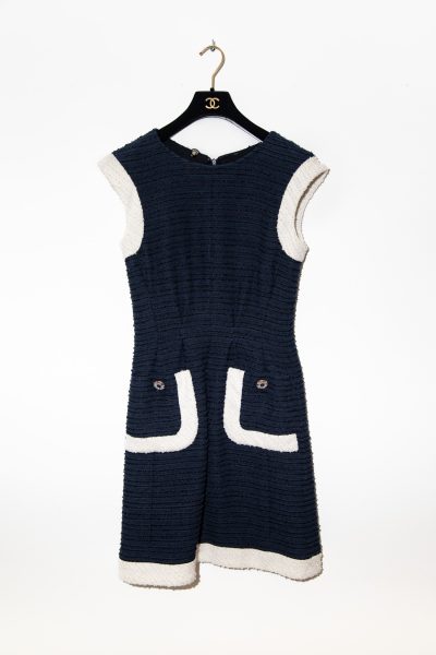Chanel kurzes Kleid in Blau mit Details in Weiß