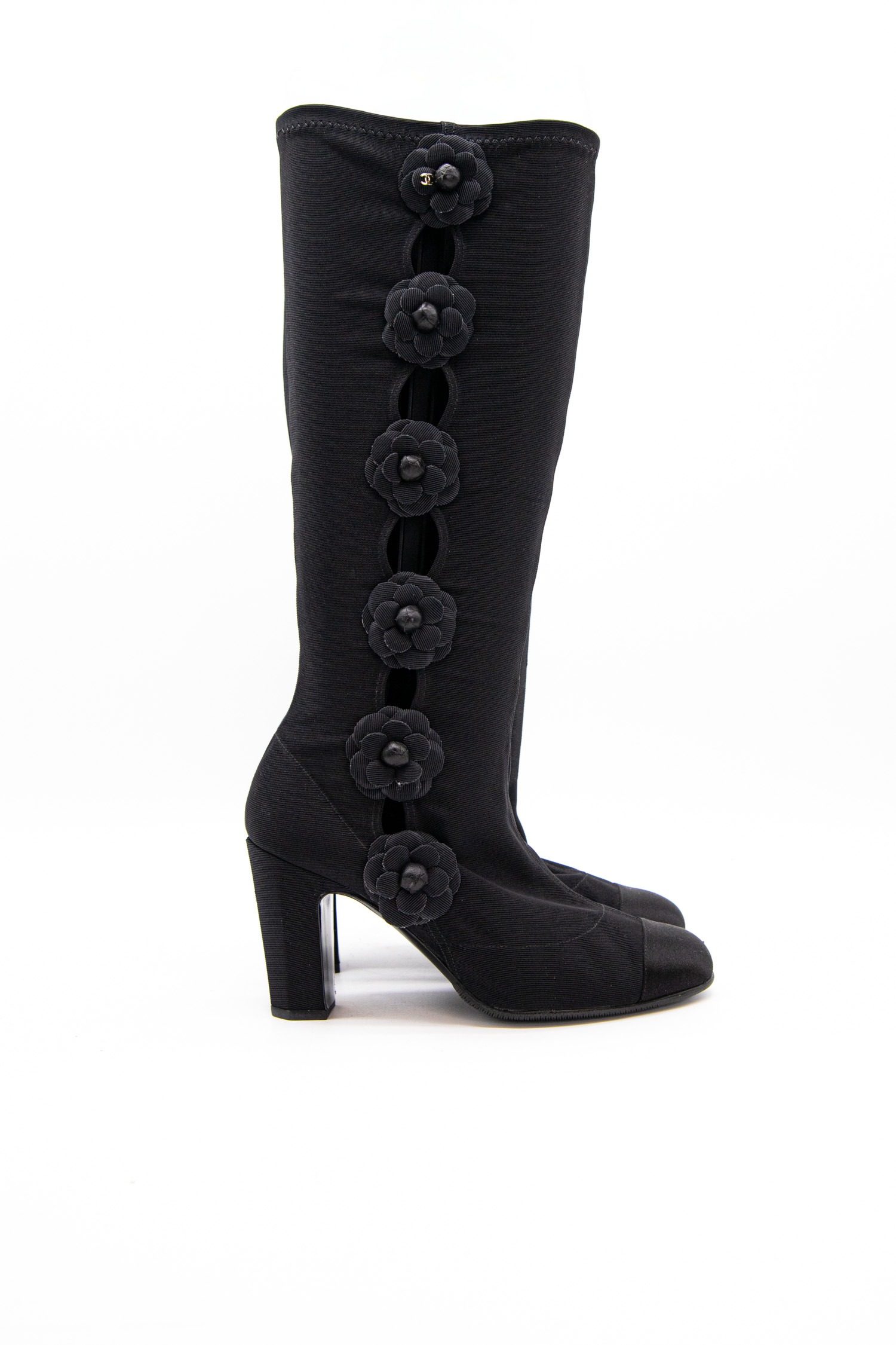 Thumbnail of http://Vintage%20Chanel%20Stiefel%20mit%20Kamelien