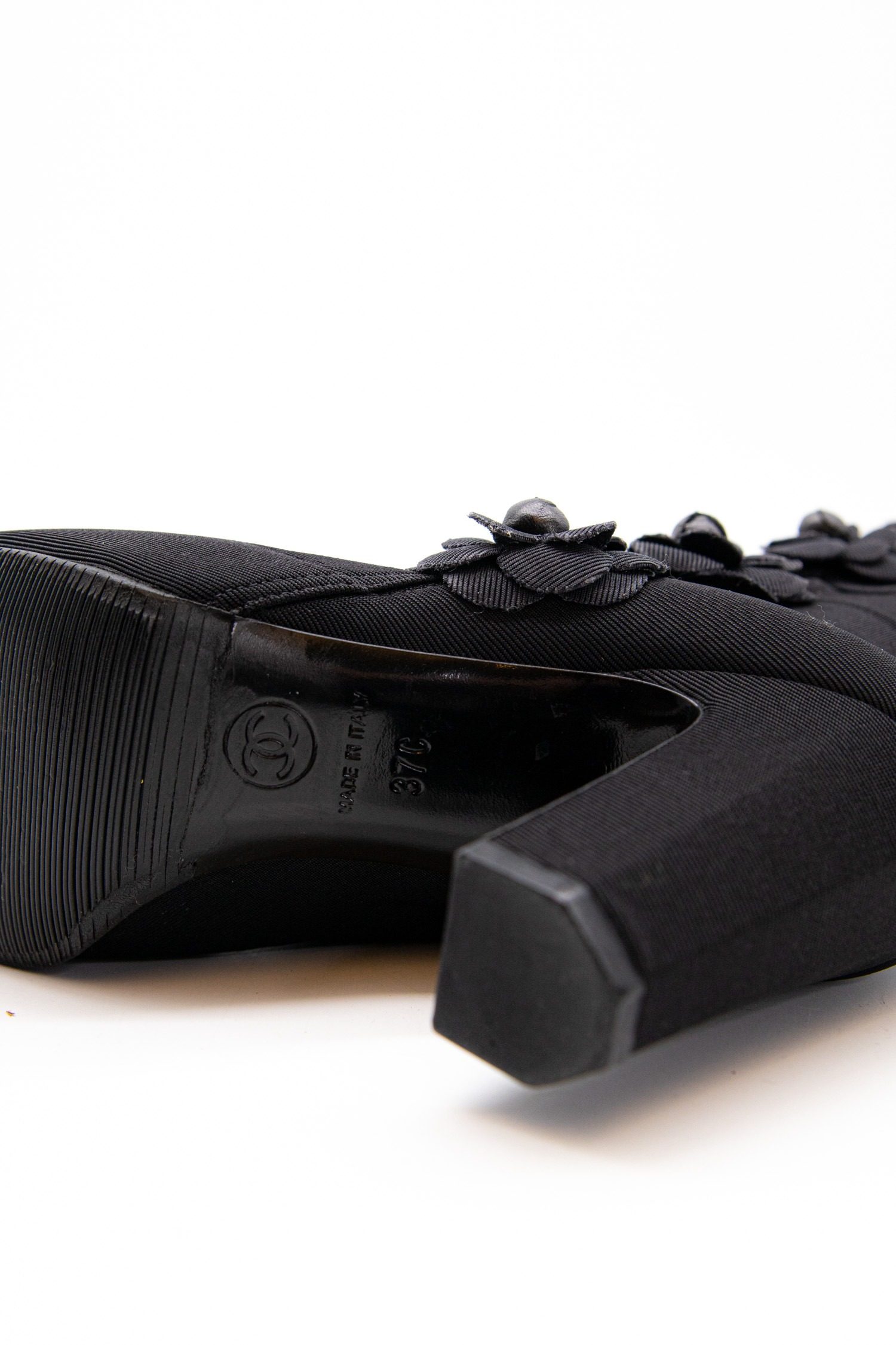 Thumbnail of http://Vintage%20Chanel%20Stiefel%20mit%20Kamelien