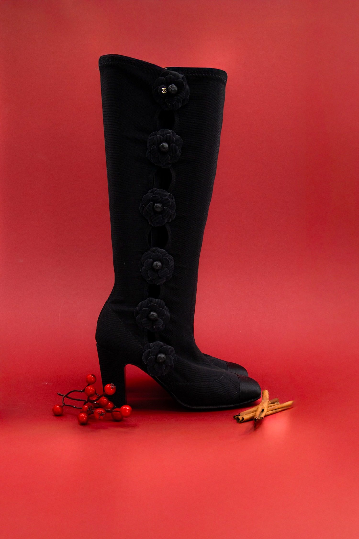 Thumbnail of http://Vintage%20Chanel%20Stiefel%20mit%20Kamelien