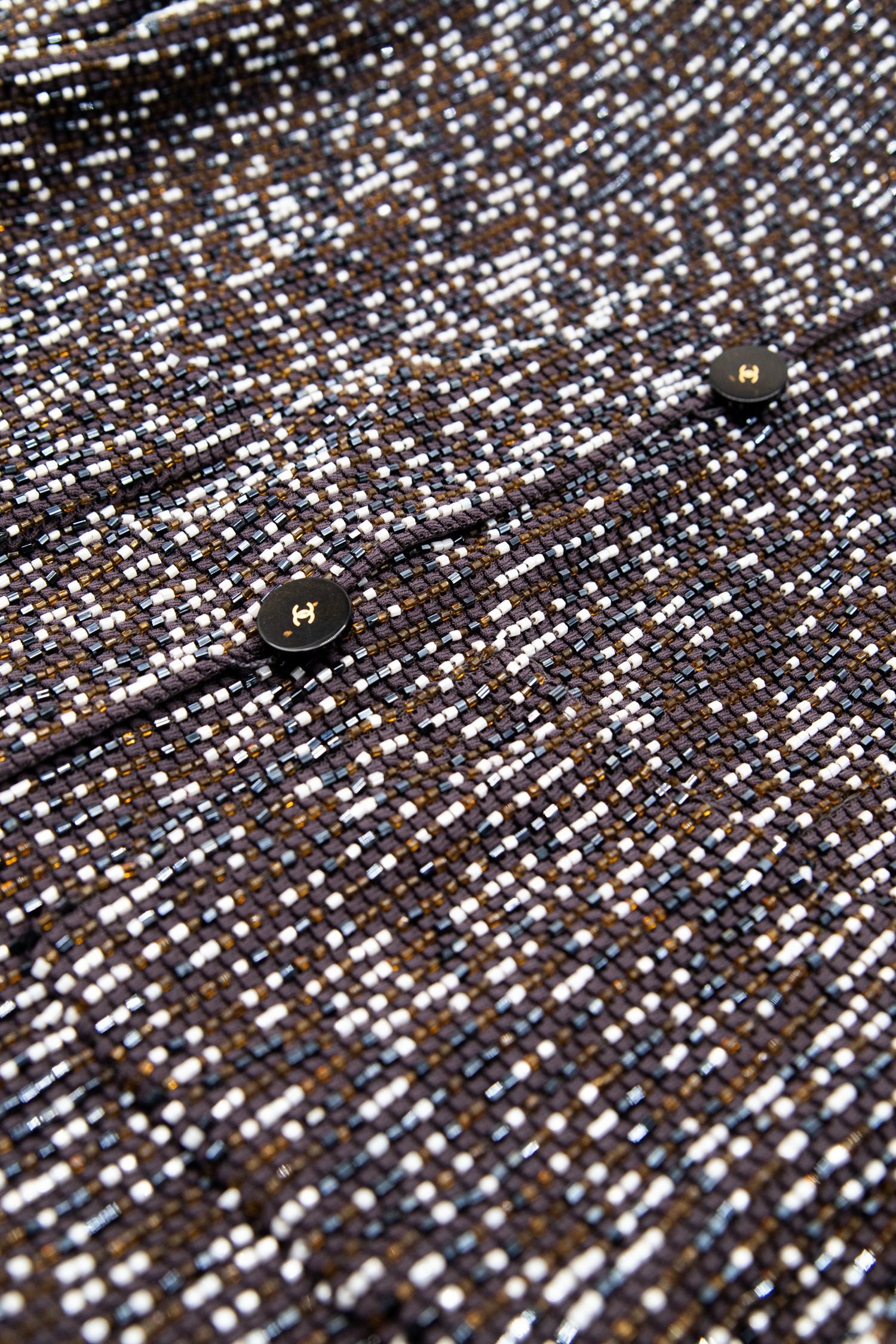 Thumbnail of http://Vintage%20Chanel%20perlenbesetzter%20Blazer%20in%20Grau%20und%20Braun