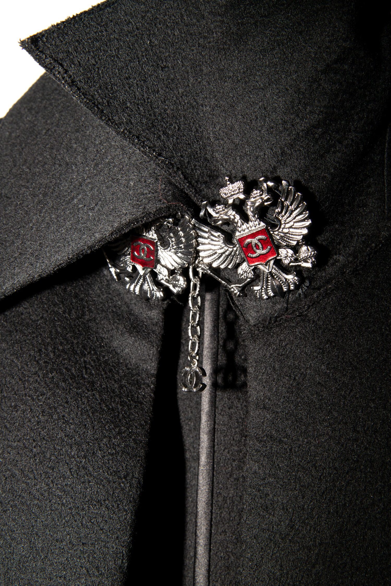 Thumbnail of http://Chanel%20Cape%20mit%20besonderem%20Verschluss%20in%20Schwarz