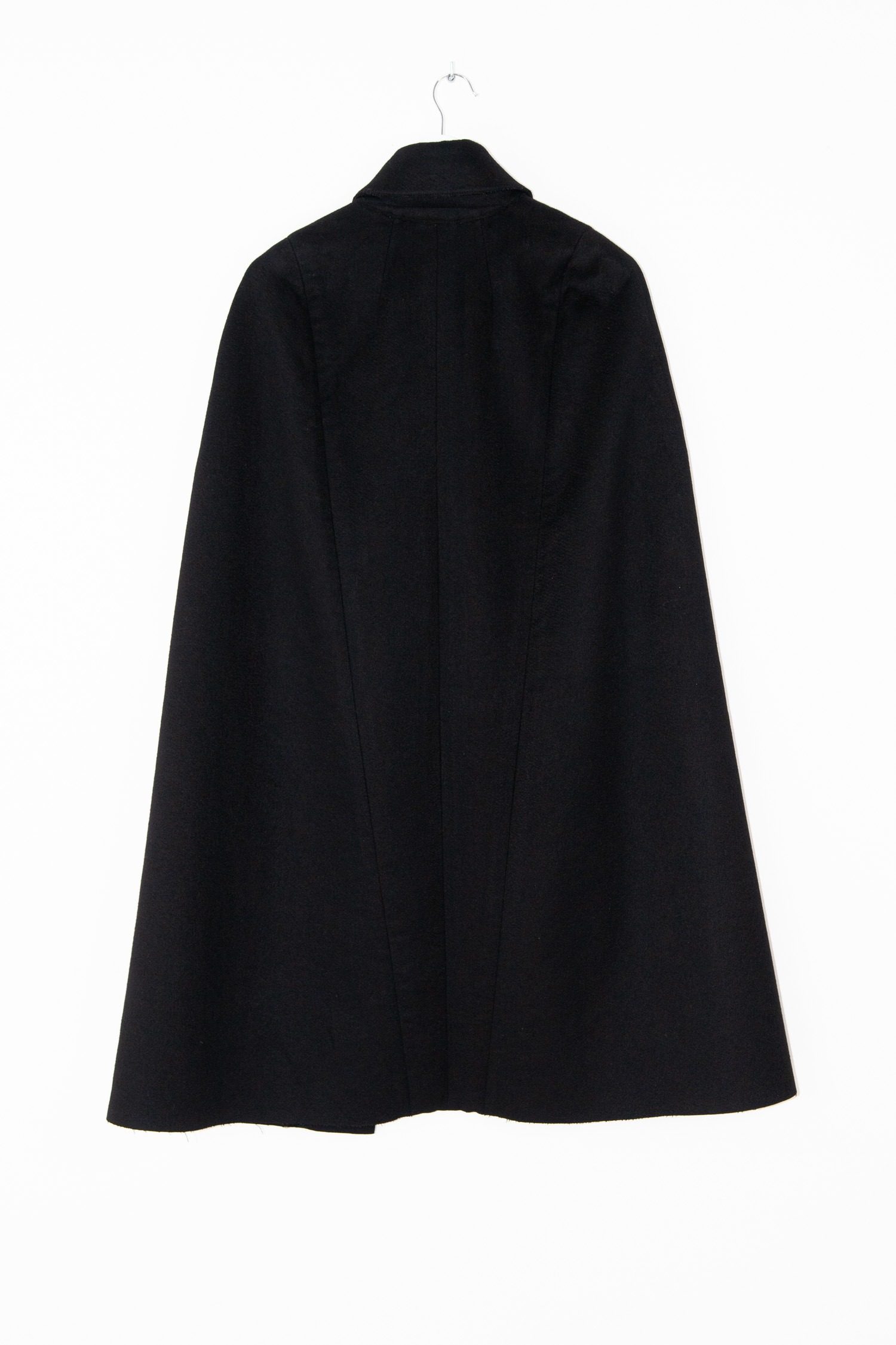 Thumbnail of http://Chanel%20Cape%20mit%20besonderem%20Verschluss%20in%20Schwarz