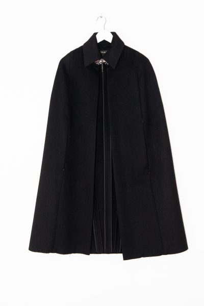 Chanel Cape mit besonderem Verschluss in Schwarz