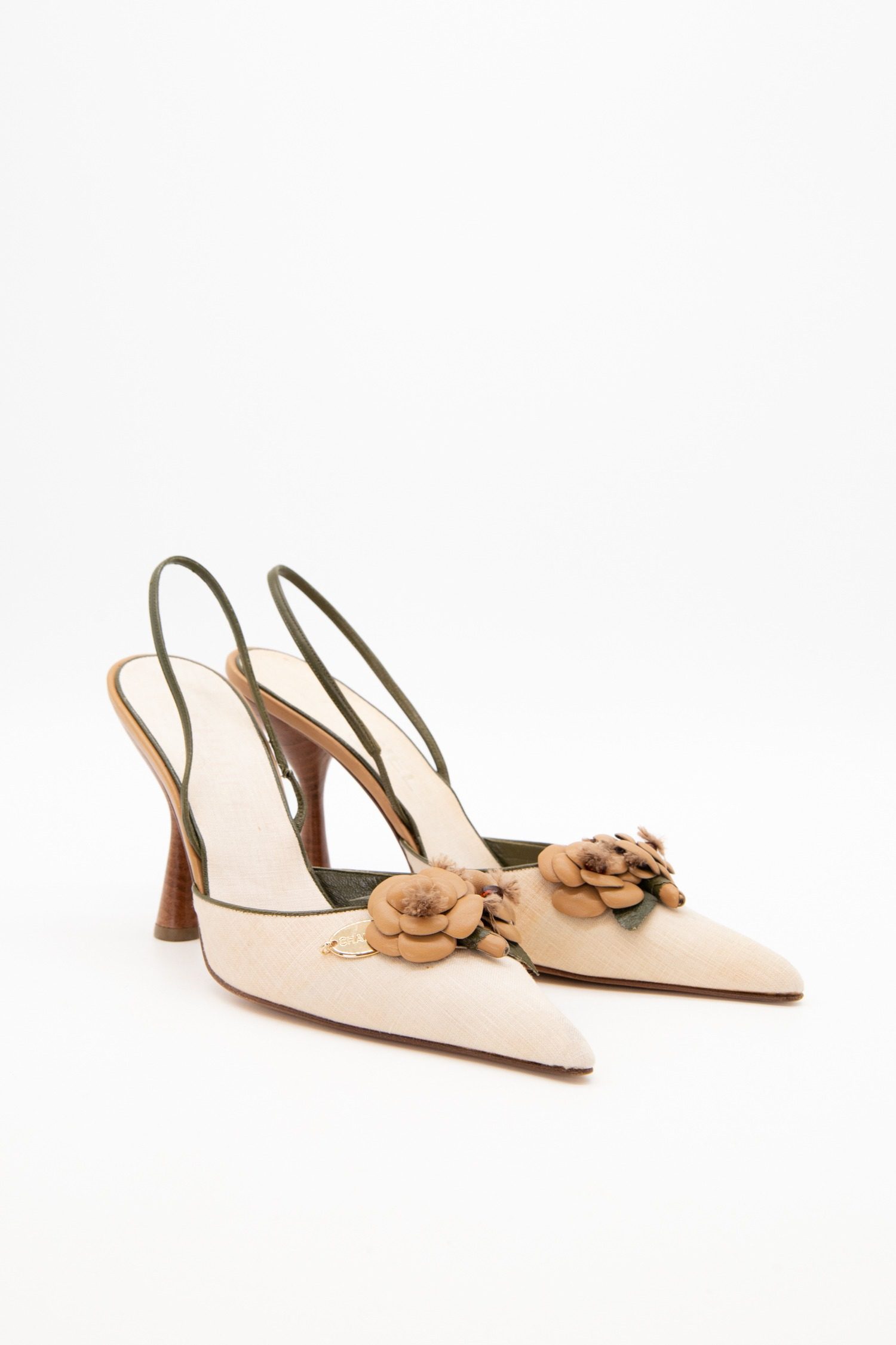 Thumbnail of http://Chanel%20Vintage%20Pumps%20in%20Ecru,%20Beige%20und%20Braun