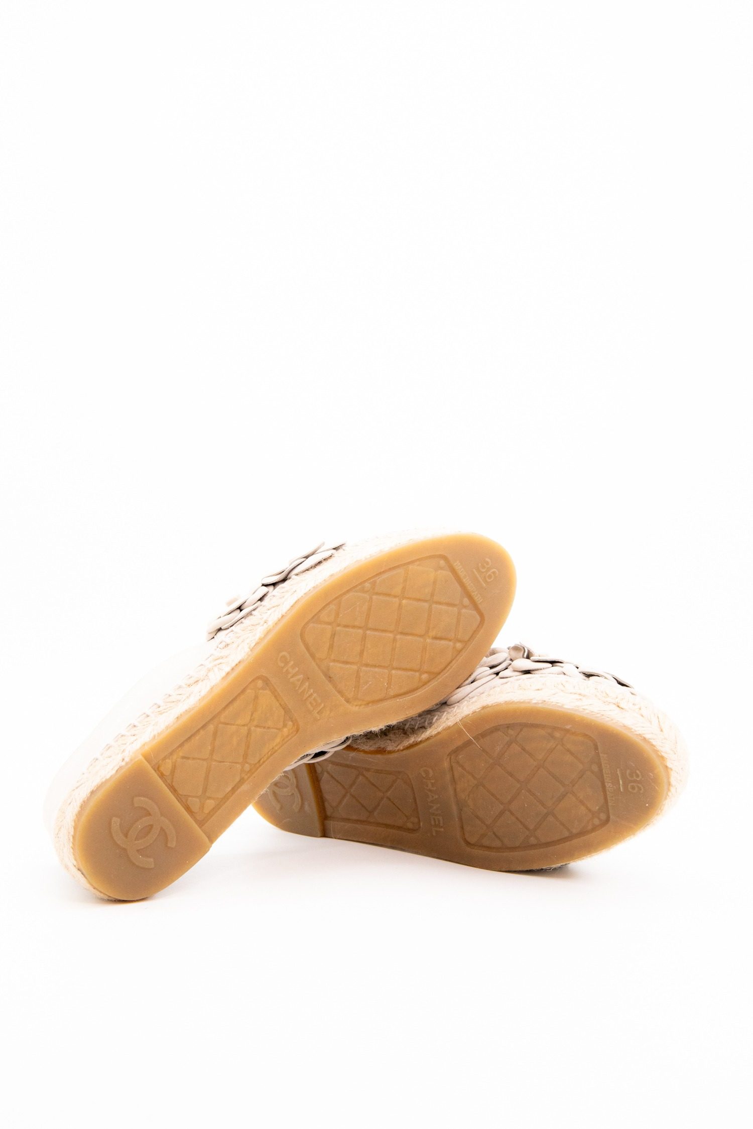 Thumbnail of http://Chanel%20Espandrilles%20in%20Hellgrau%20und%20Natur