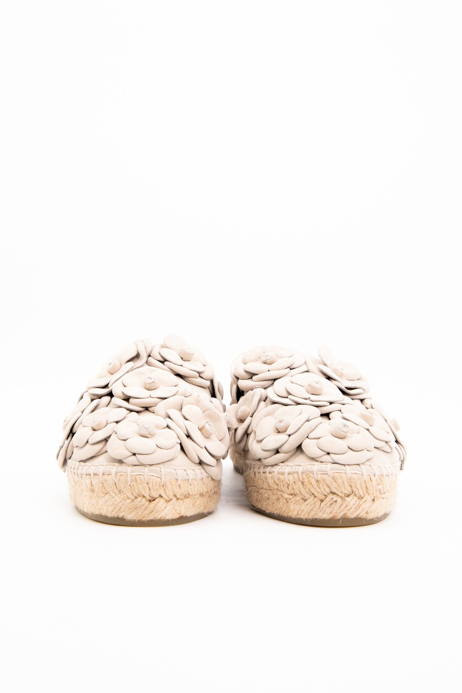 Thumbnail of http://Chanel%20Espandrilles%20in%20Hellgrau%20und%20Natur