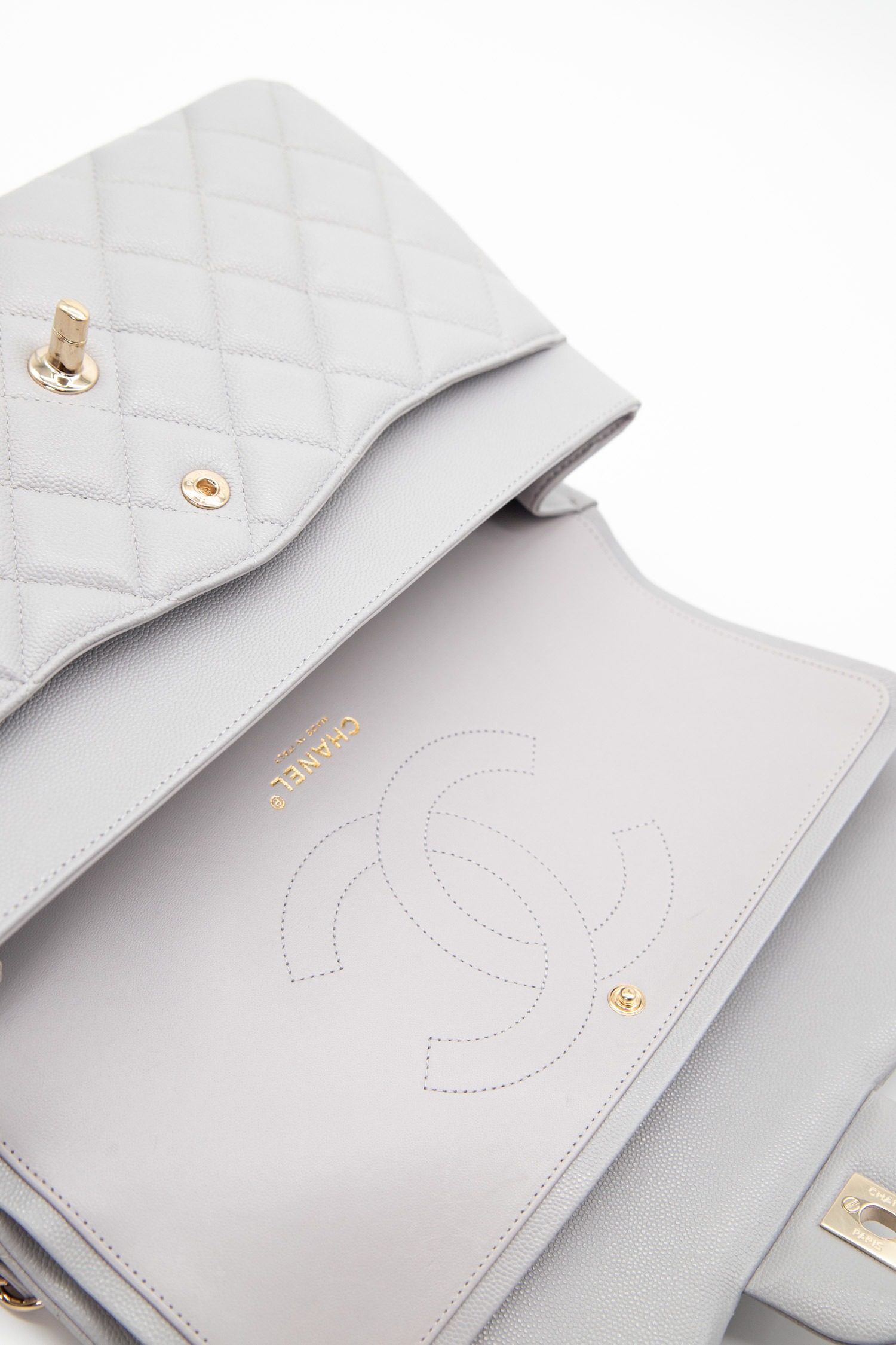 Thumbnail of http://Chanel%20„Classic%20Double%20Flap%20Bag%20Schultertasche%20Large%20in%20Hellgrau