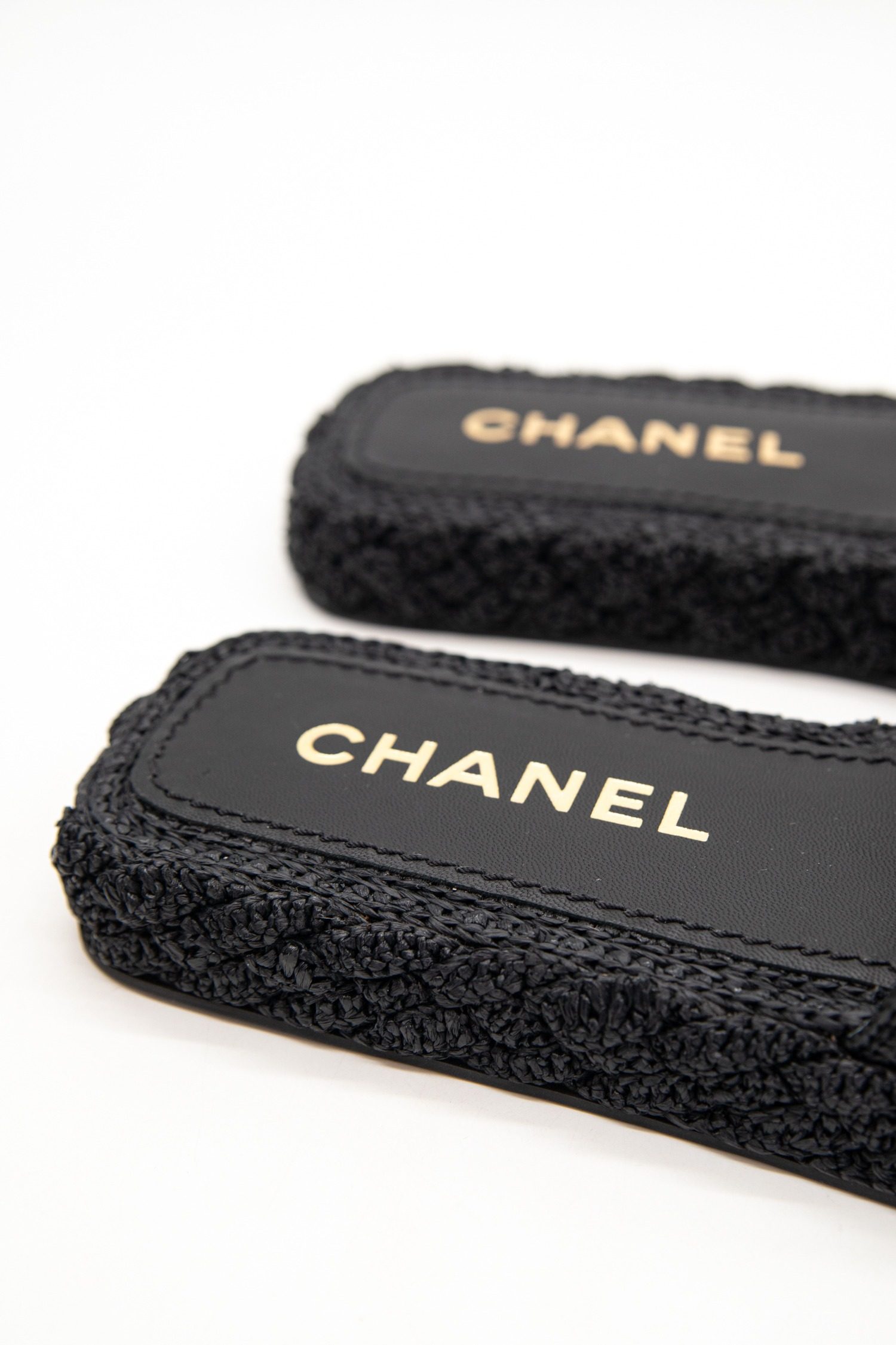 Thumbnail of http://Chanel%20Pantoletten%20aus%20Bast%20in%20Schwarz%20und%20Gold