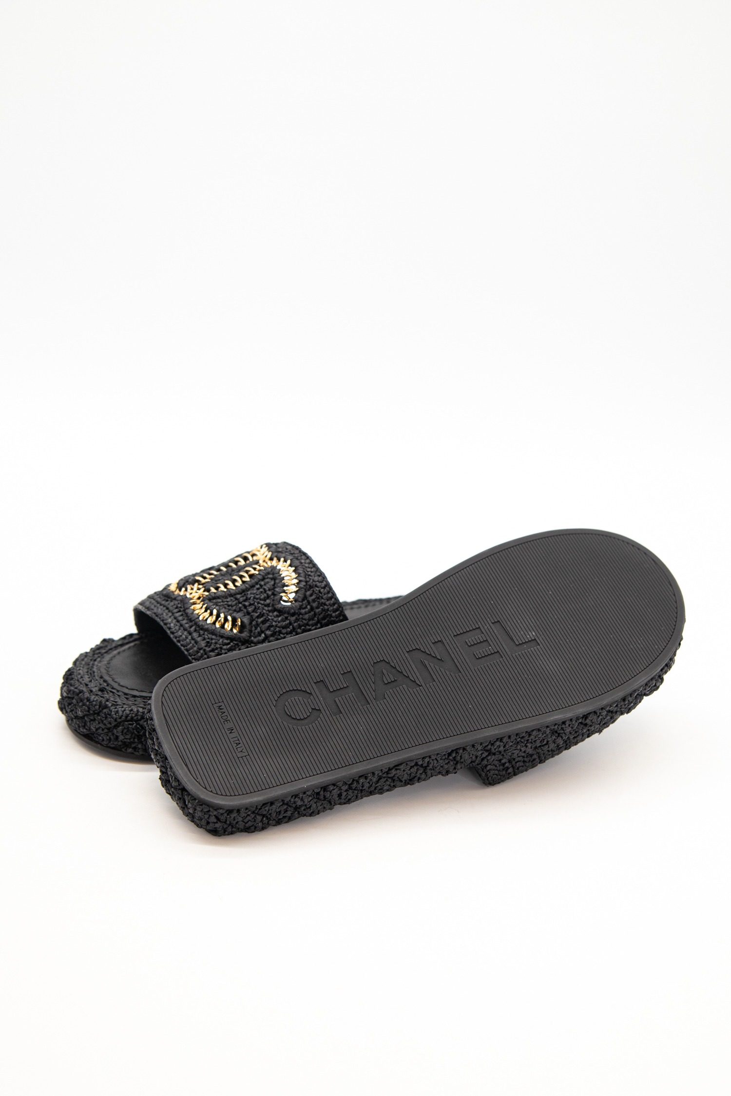 Thumbnail of http://Chanel%20Pantoletten%20aus%20Bast%20in%20Schwarz%20und%20Gold