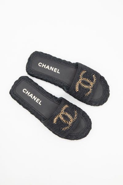 Chanel Pantoletten aus Bast in Schwarz und Gold