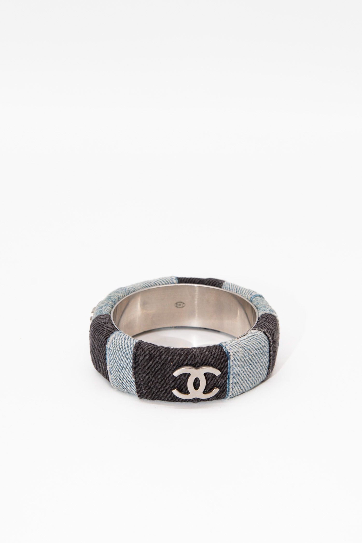 Thumbnail of http://Chanel%20Armreif%20aus%20Denim%20und%20Metall