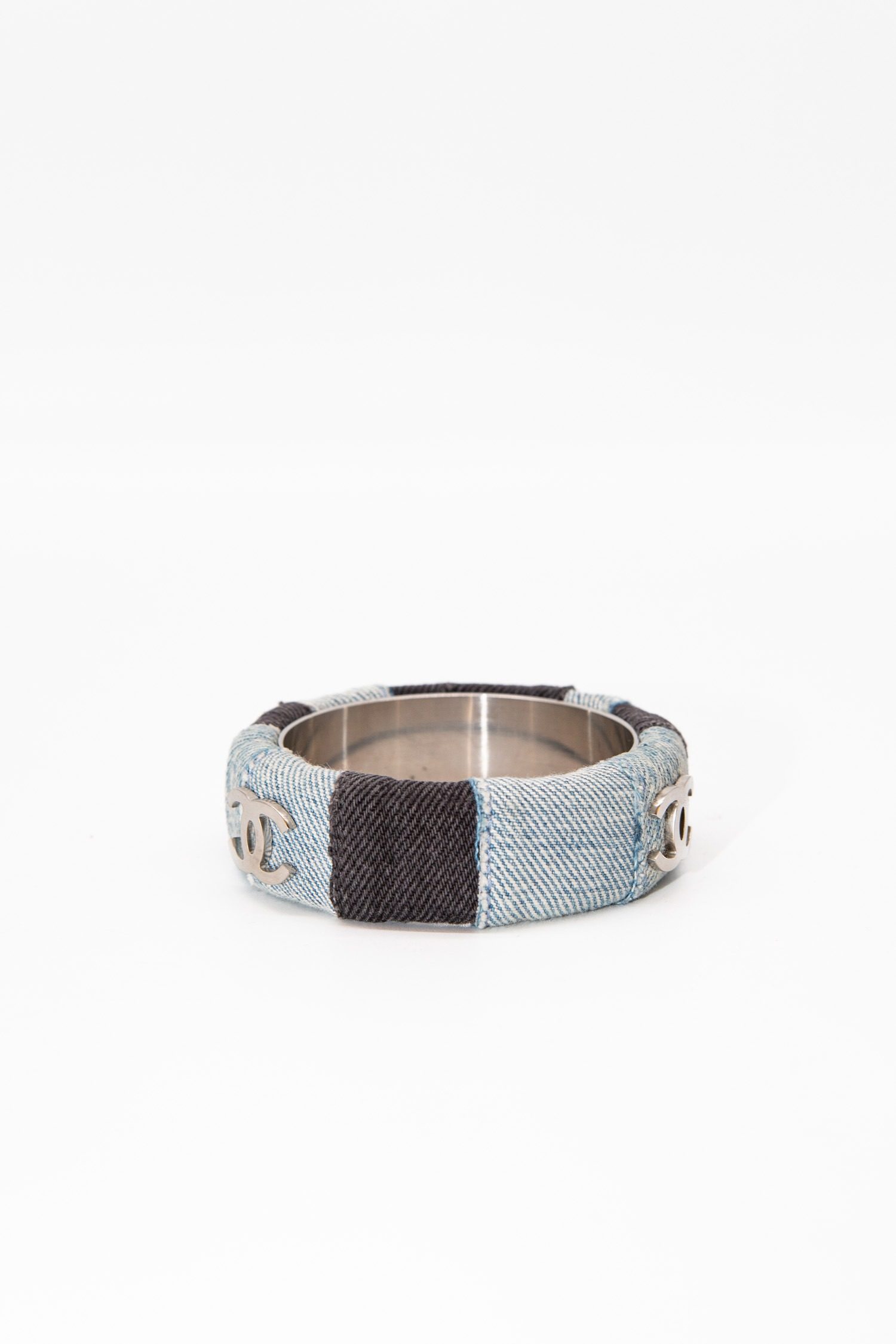 Thumbnail of http://Chanel%20Armreif%20aus%20Denim%20und%20Metall