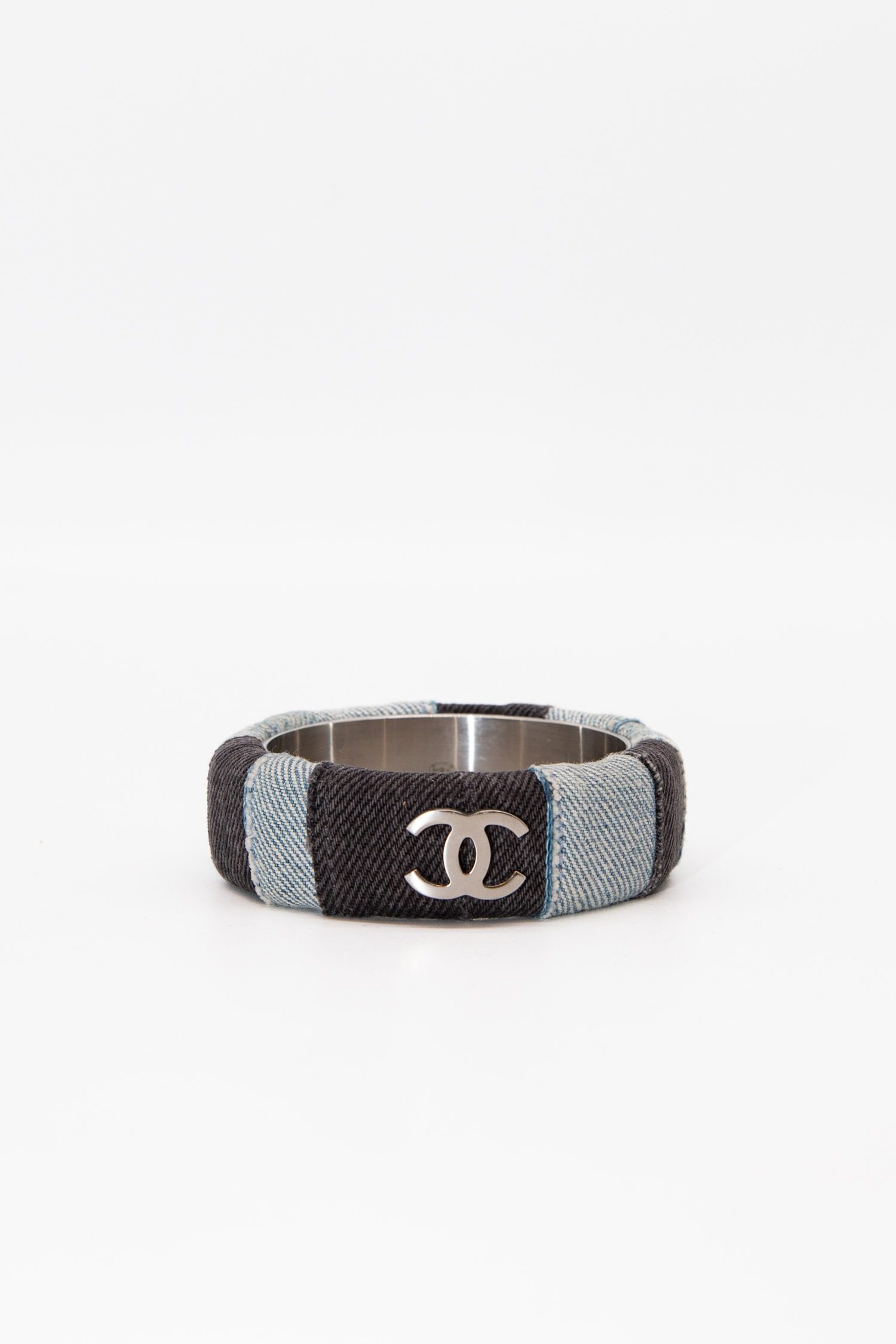 Thumbnail of http://Chanel%20Armreif%20aus%20Denim%20und%20Metall