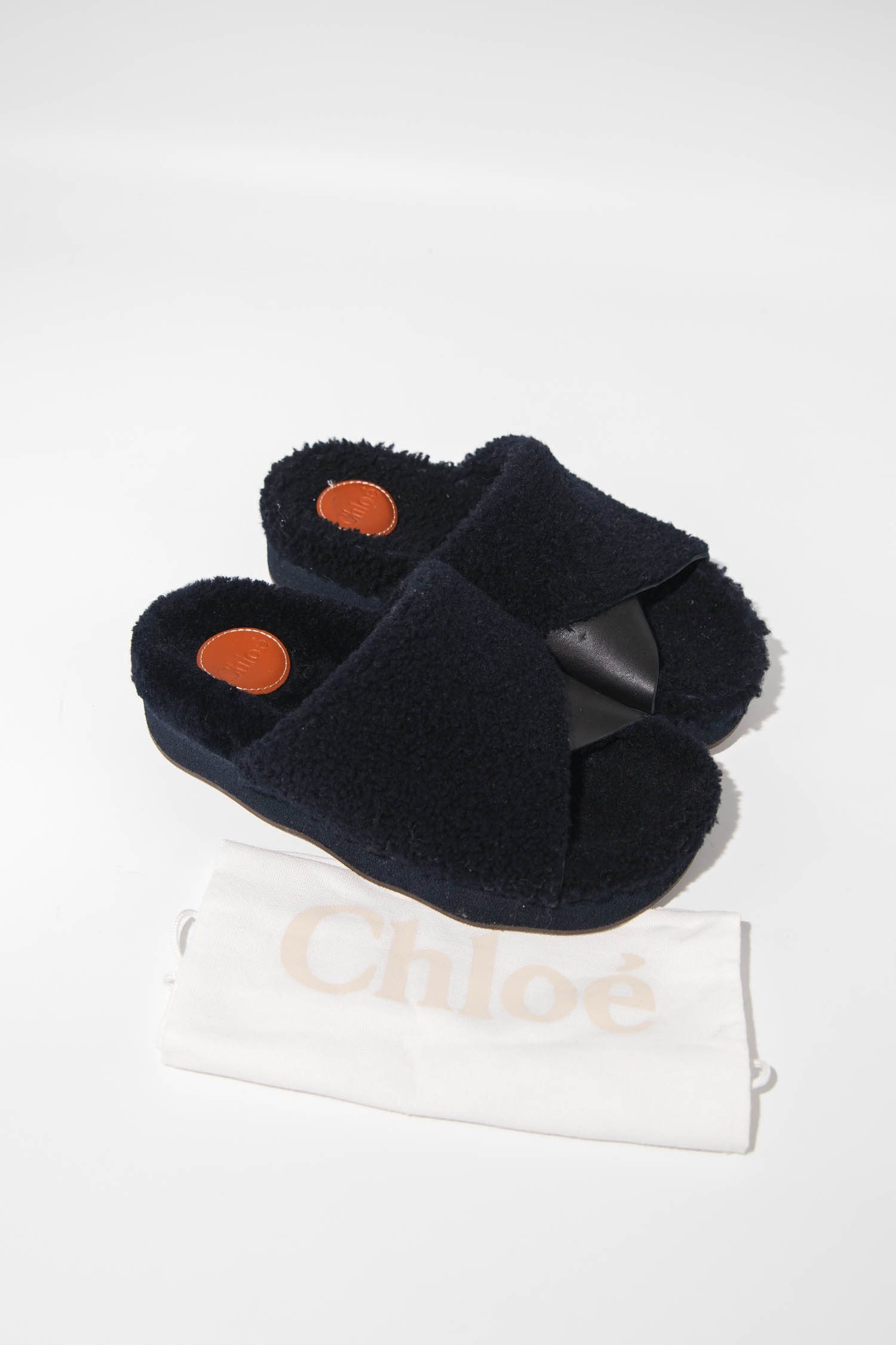Thumbnail of http://Chloé%20Pantoletten%20mit%20Lammfell%20in%20Dunkelblau