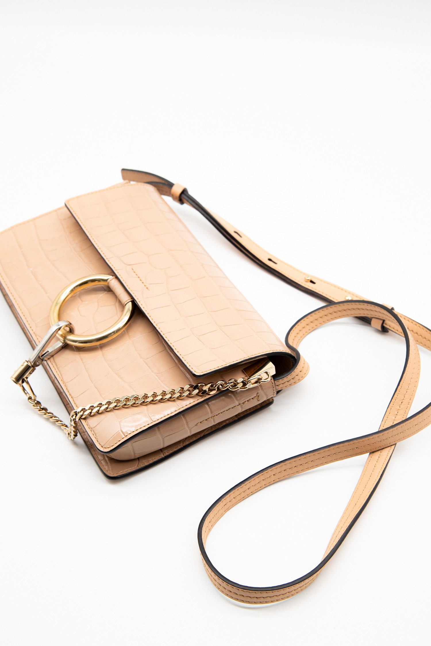 Thumbnail of http://Chloé%20Faye%20Umhängetasche%20mit%20Krokoprägung%20in%20Beige%20und%20Gold