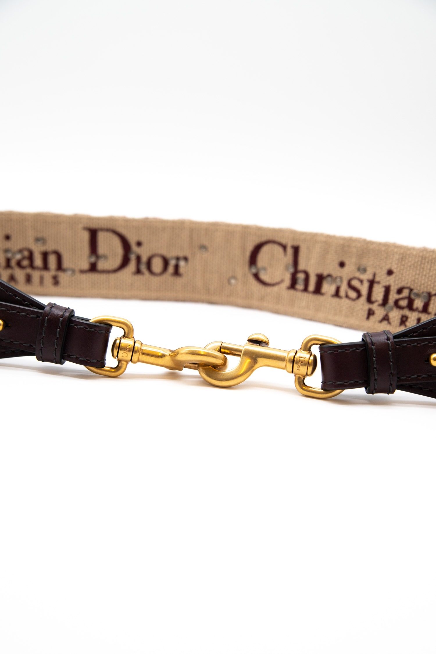 Thumbnail of http://Dior%20Oblique%20Canvas%20Taschengurt%20mit%20Nieten%20in%20Bordeauxrot%20und%20Beige