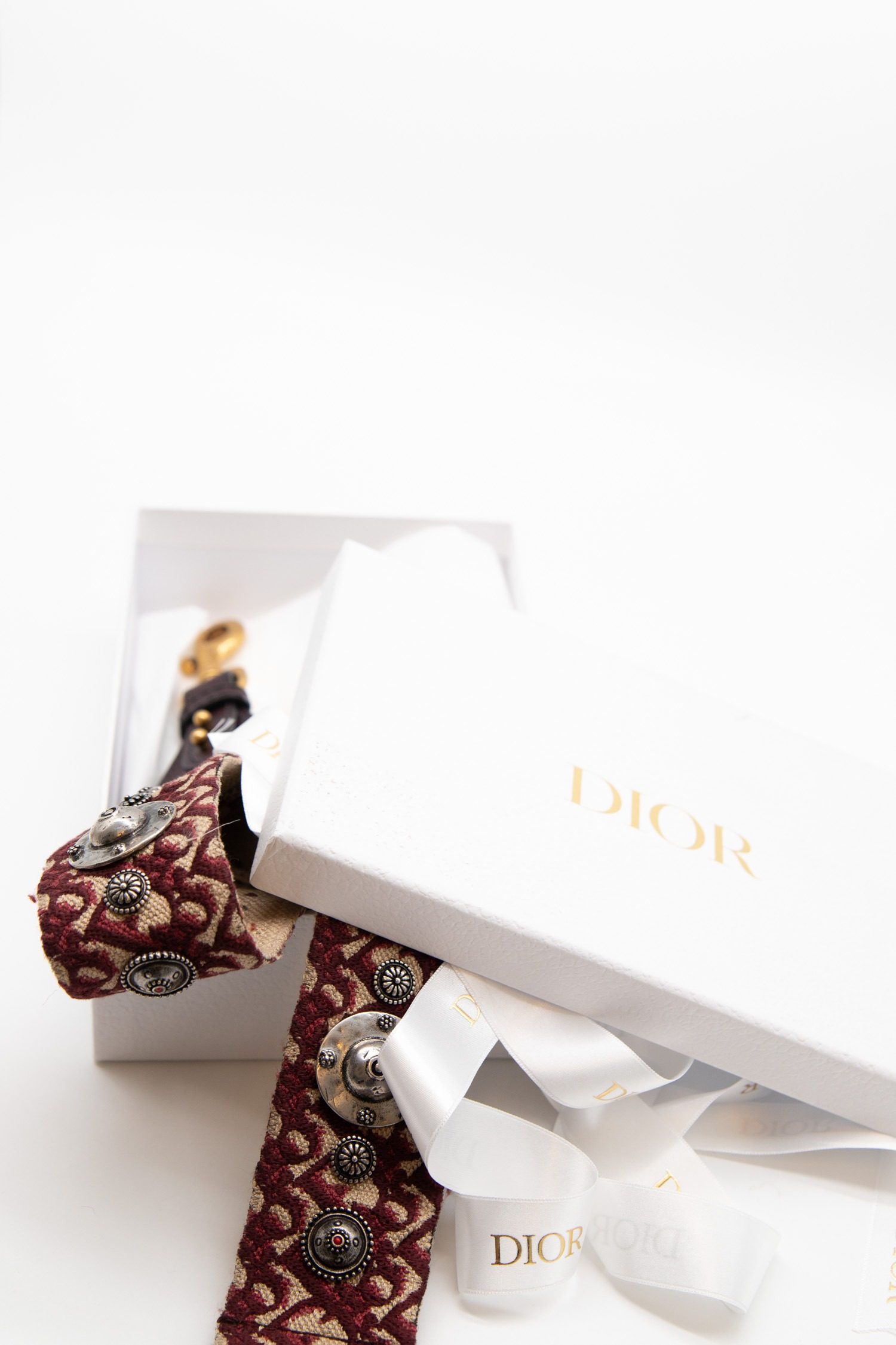 Thumbnail of http://Dior%20Oblique%20Canvas%20Taschengurt%20mit%20Nieten%20in%20Bordeauxrot%20und%20Beige