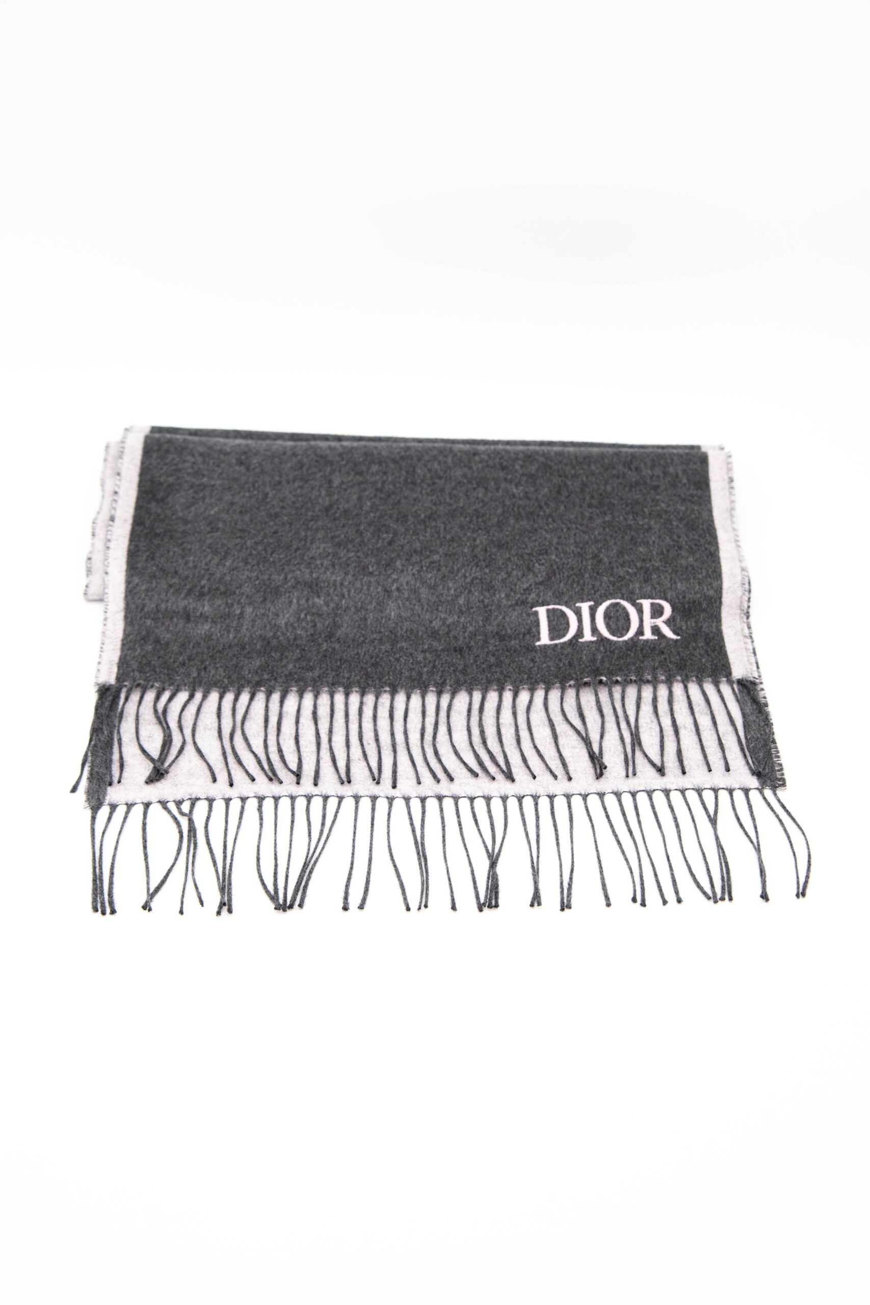Thumbnail of http://Dior%20Schal%20mit%20Fransen%20in%20Dunkelgrau