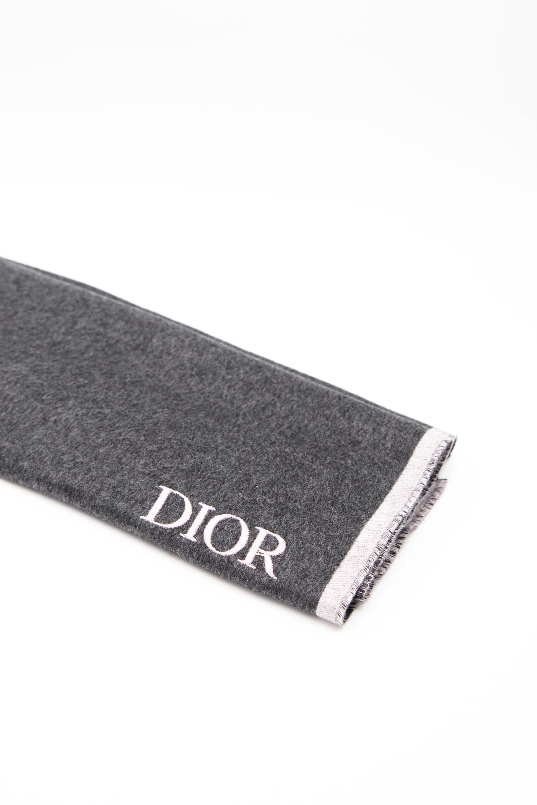 Thumbnail of http://Dior%20Schal%20mit%20Fransen%20in%20Dunkelgrau