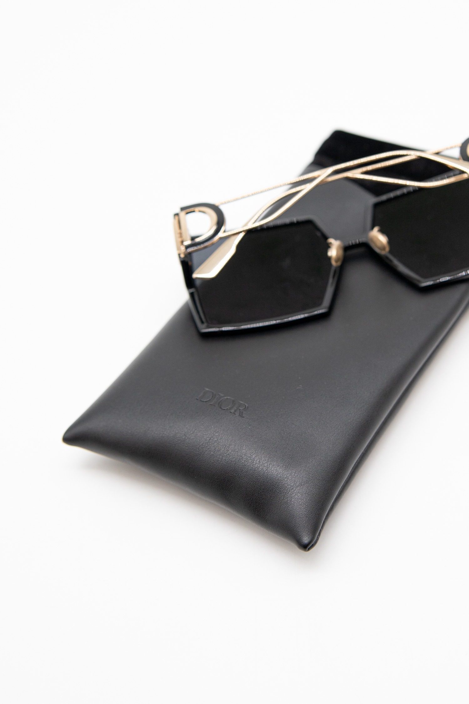 Thumbnail of http://Dior%2030Montaigne%20Sonnenbrille%20in%20Schwarz%20und%20Gold